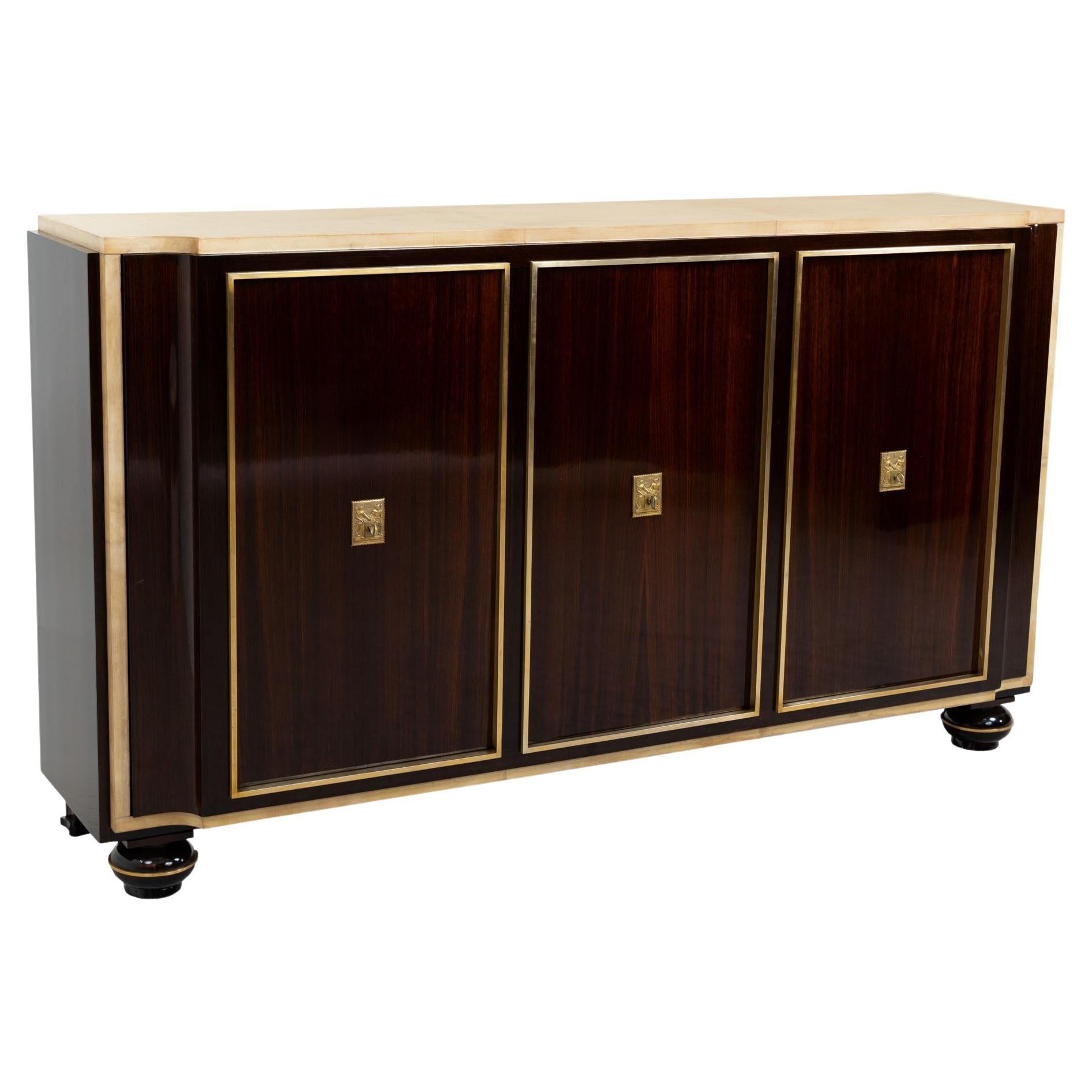 Schöner dreitüriger großer Art Deco-Schrank im Angebot