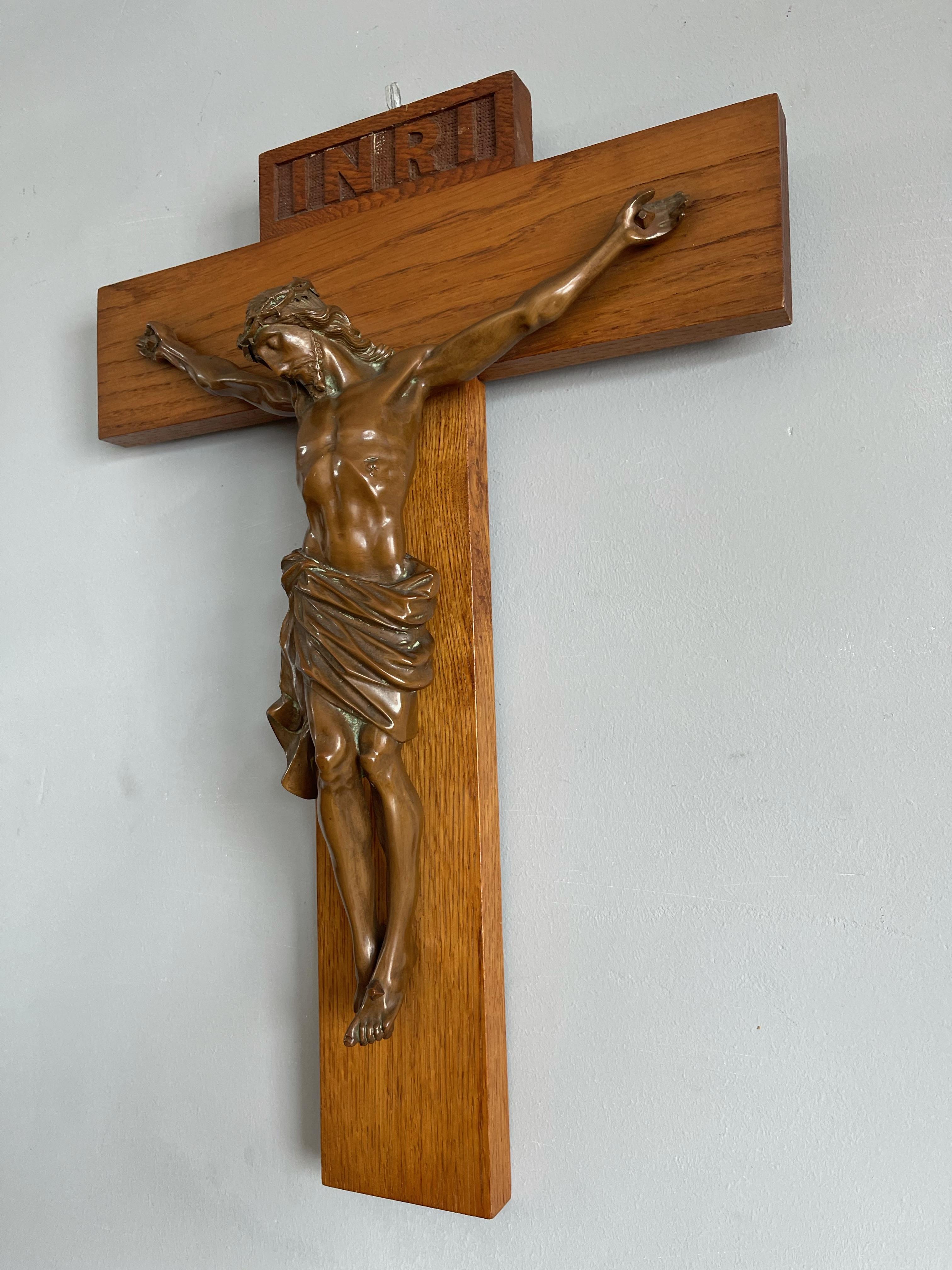 Crucifix mural Art Déco représentant le Corpus en bronze monté sur une croix en chêne 1920 en vente 3
