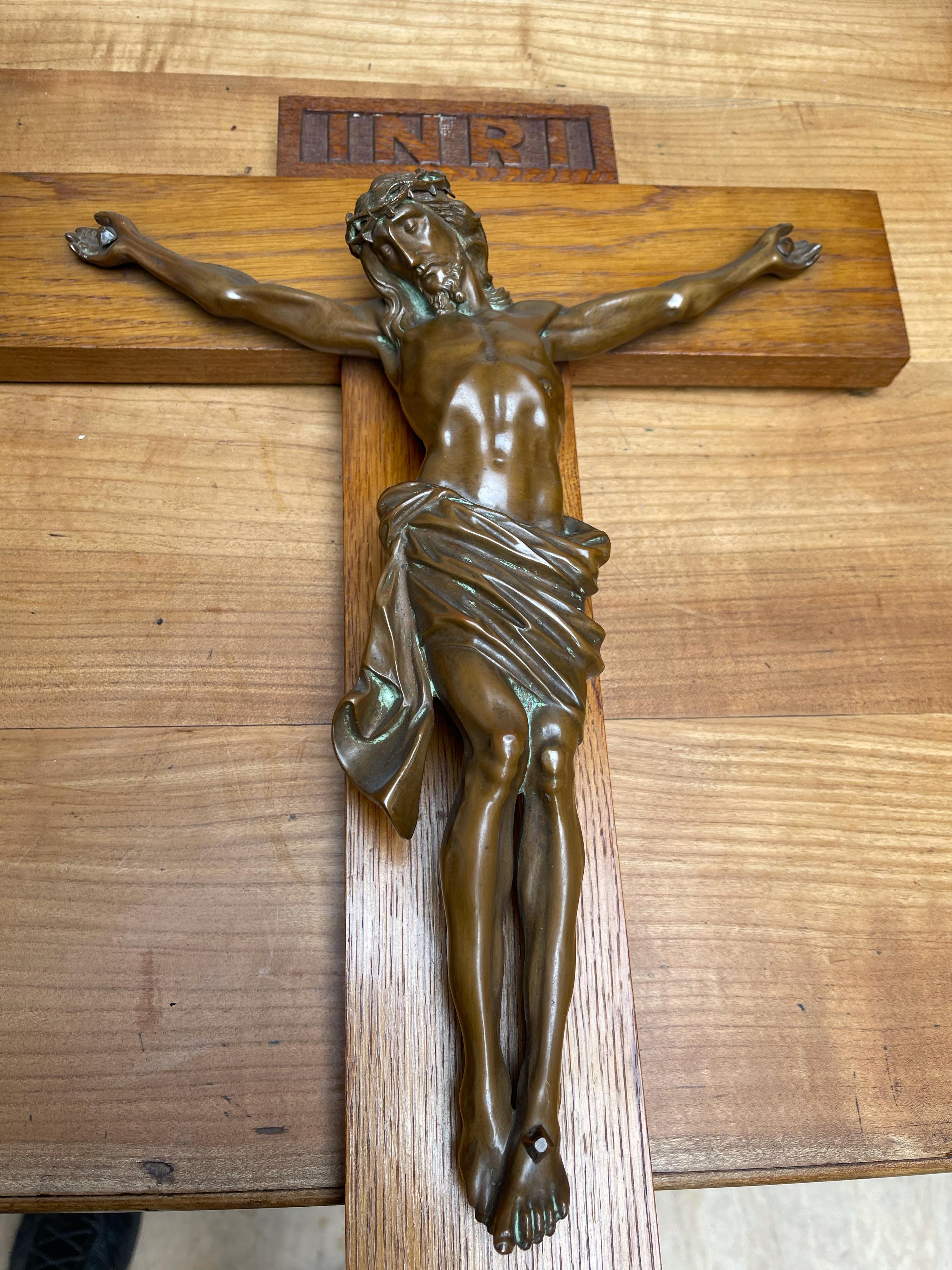 Crucifix mural Art Déco représentant le Corpus en bronze monté sur une croix en chêne 1920 en vente 7