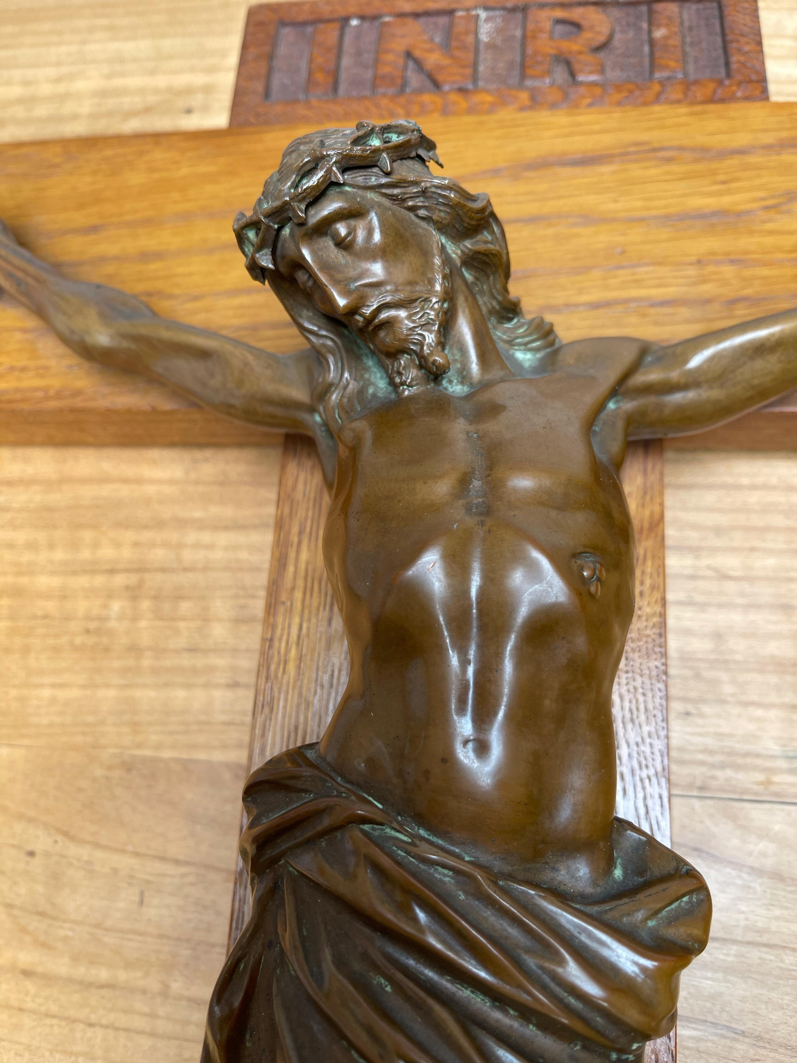 Crucifix mural Art Déco représentant le Corpus en bronze monté sur une croix en chêne 1920 en vente 8