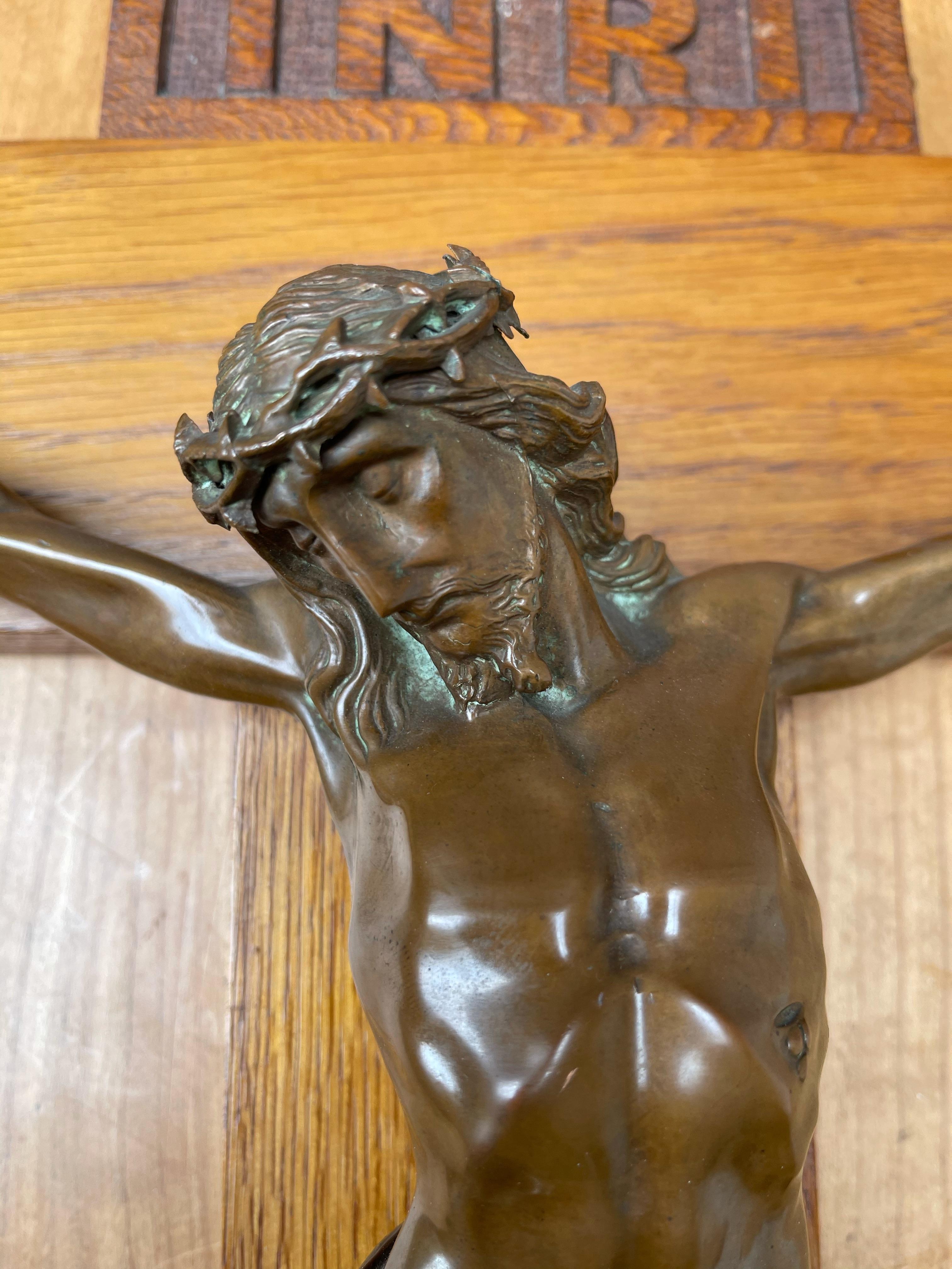 Crucifix mural Art Déco représentant le Corpus en bronze monté sur une croix en chêne 1920 en vente 9