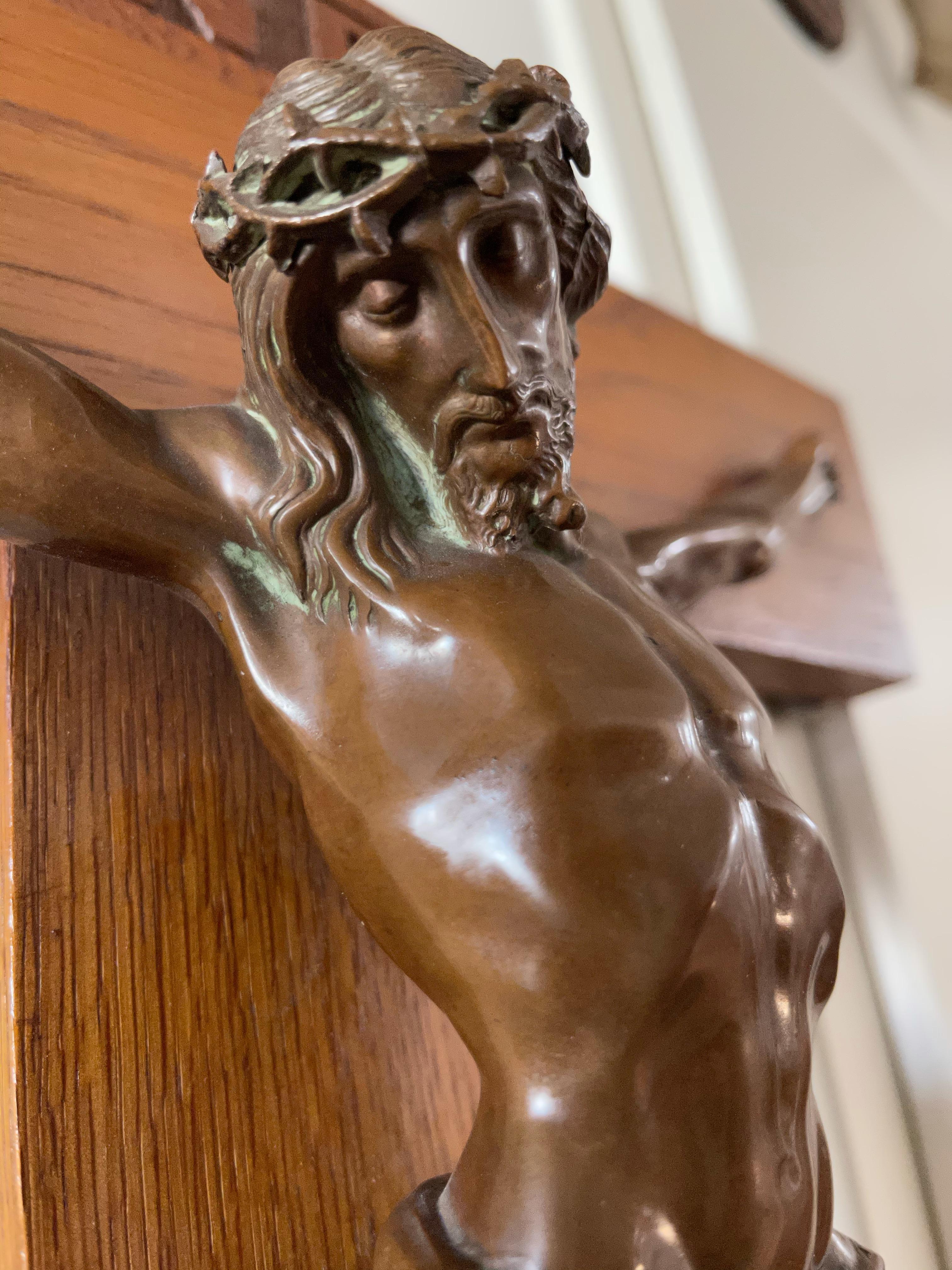 Art déco Crucifix mural Art Déco représentant le Corpus en bronze monté sur une croix en chêne 1920 en vente