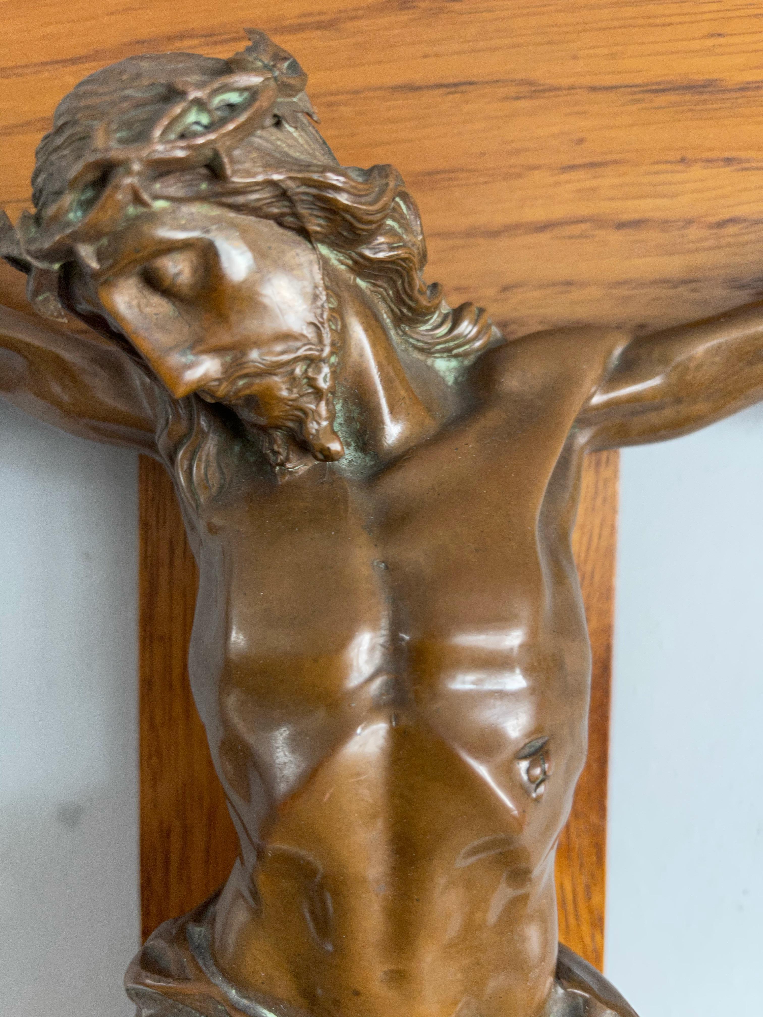 Européen Crucifix mural Art Déco représentant le Corpus en bronze monté sur une croix en chêne 1920 en vente