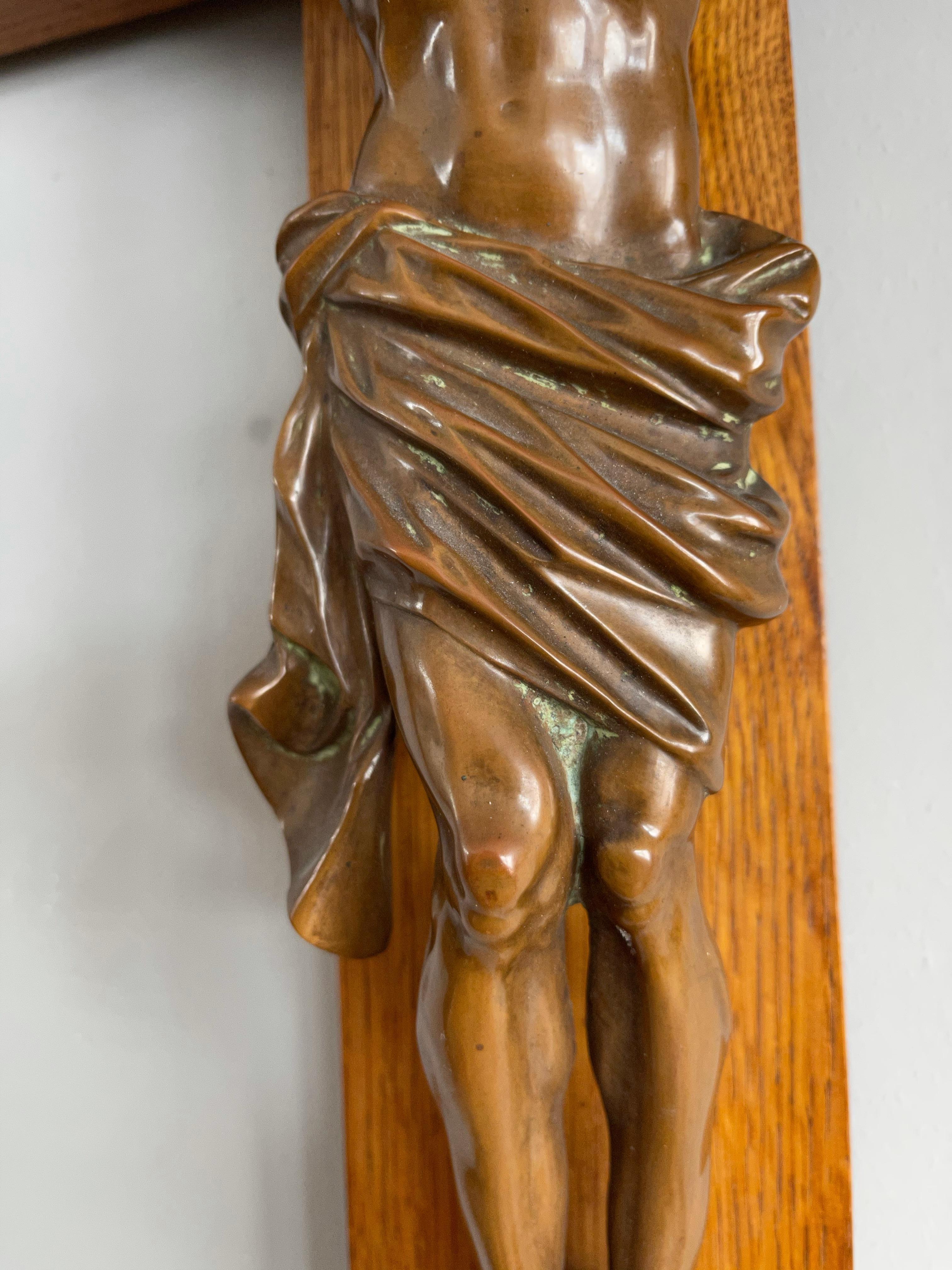 Fait main Crucifix mural Art Déco représentant le Corpus en bronze monté sur une croix en chêne 1920 en vente
