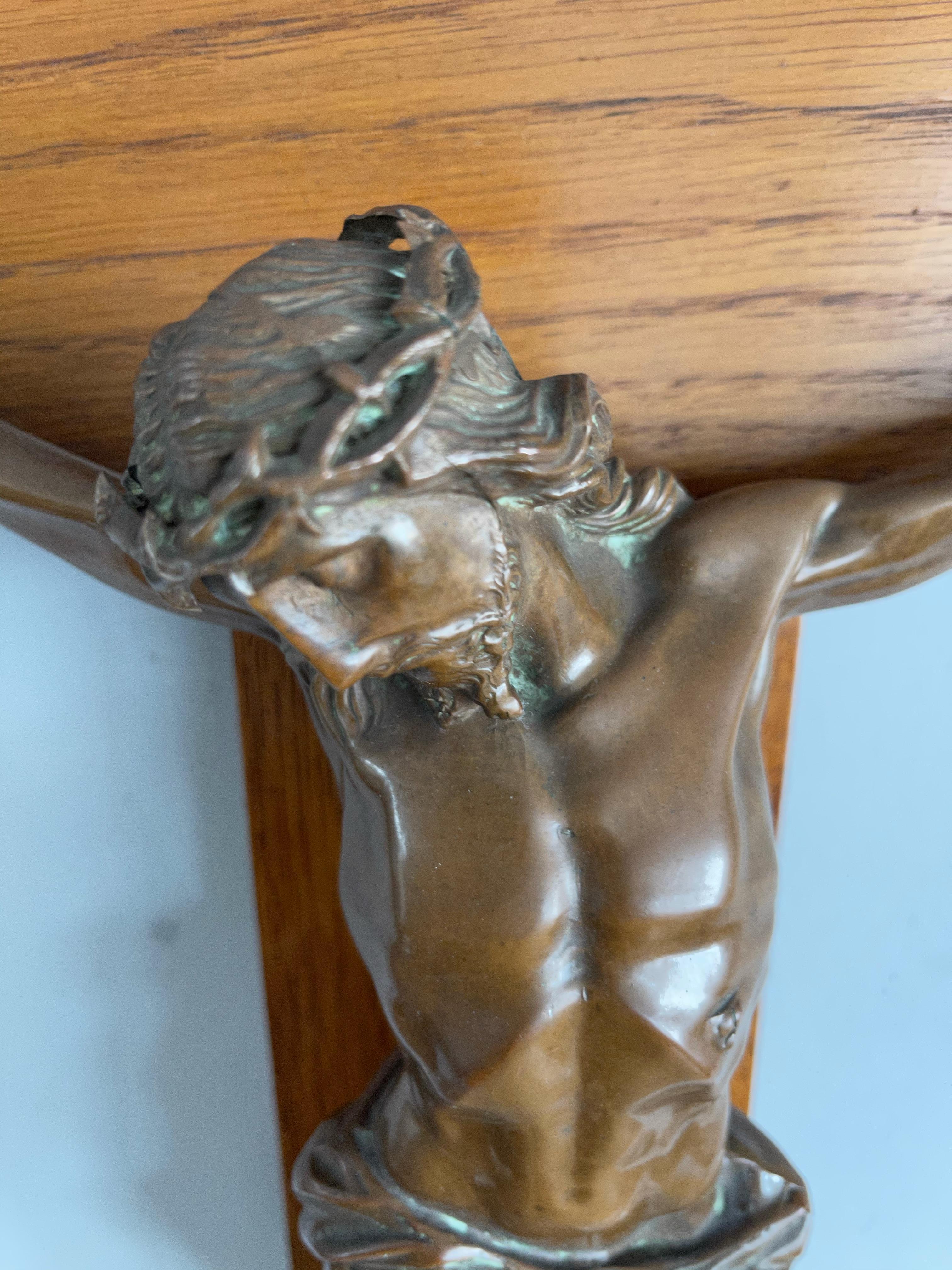 20ième siècle Crucifix mural Art Déco représentant le Corpus en bronze monté sur une croix en chêne 1920 en vente
