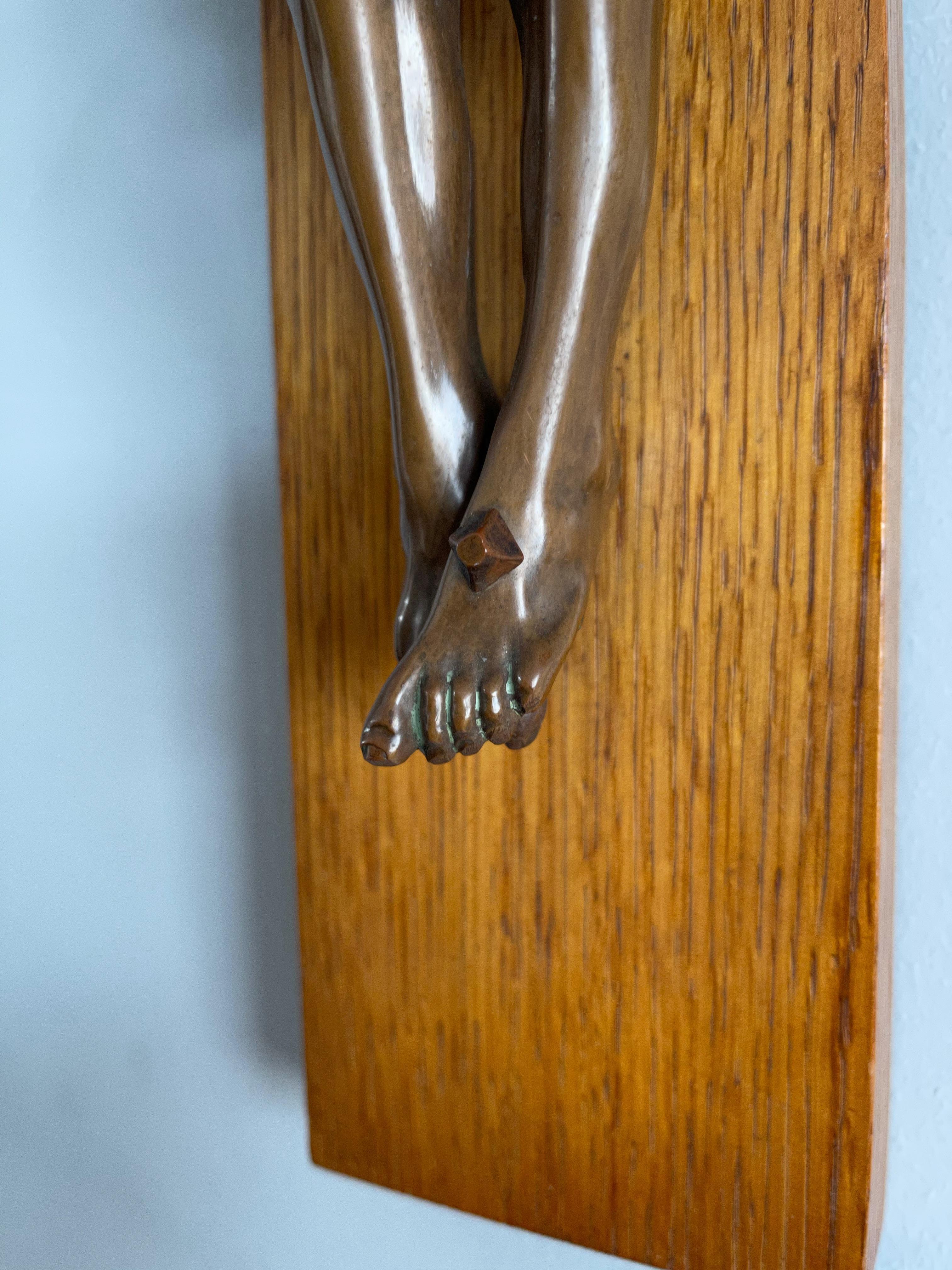 Fine Art Deco Wall Crucifix Depicting Bronze Corpus Mounted on an Oak Cross 1920 In Excellent Condition For Sale In Lisse, NL