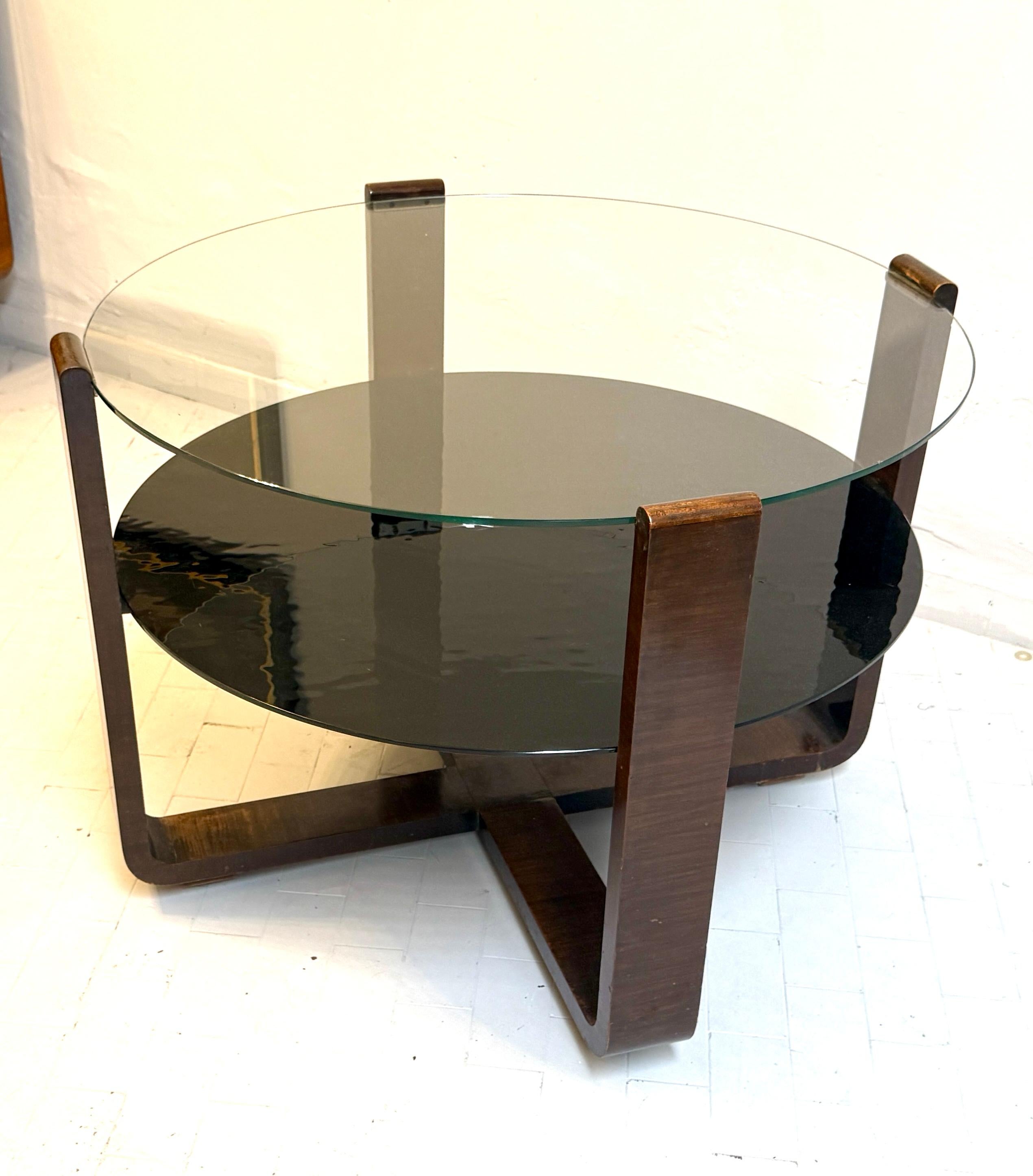 Una fina Mesa Art Decó de nogal centrada con cristal gris oscuro y tapa de cristal transparente. 
 Muy buen estado original.