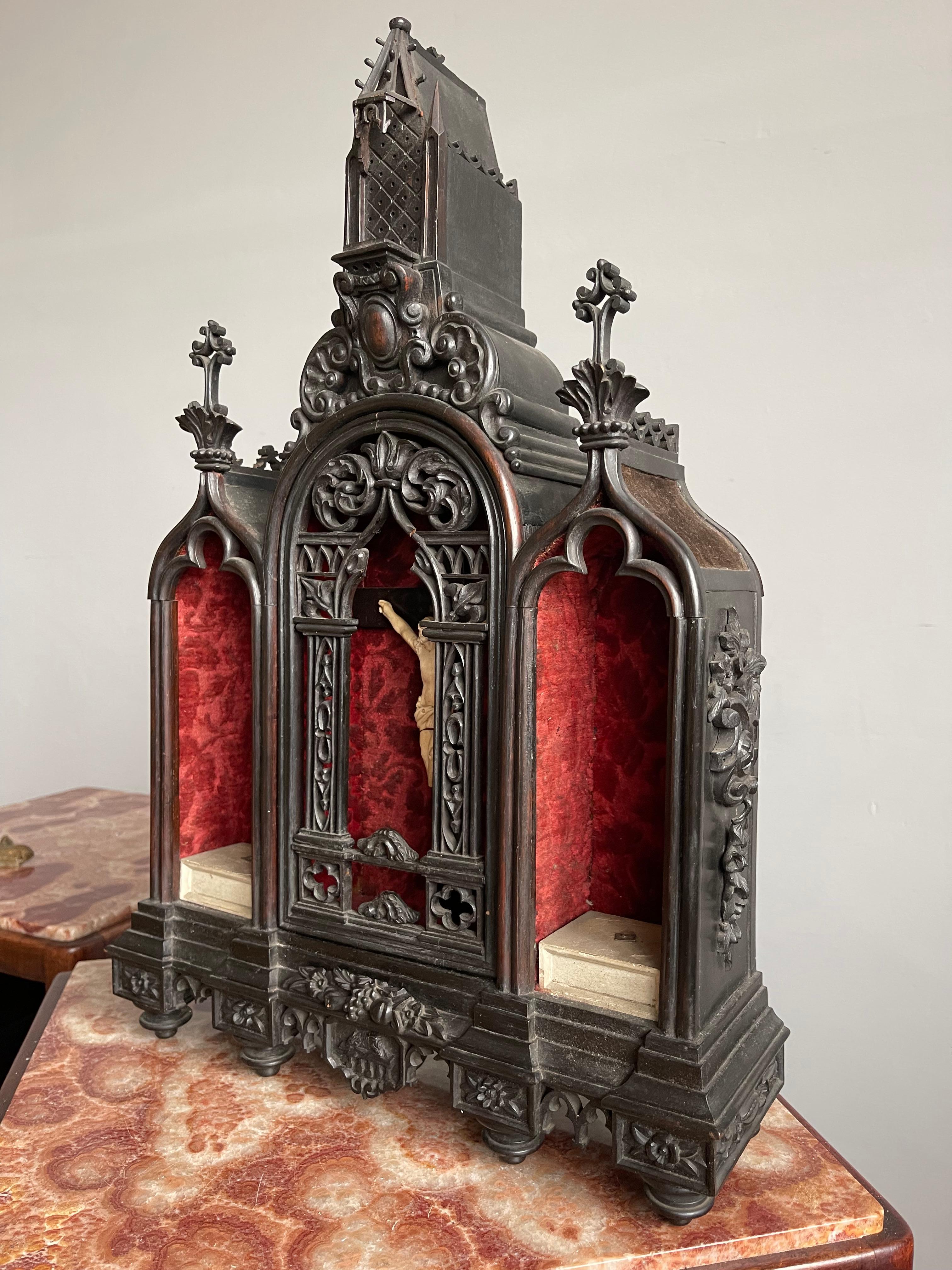 Fine Art Gothic Revival Hand Carved Miniature Chapel Stand Home Altar & Crucifix In Good Condition In Lisse, NL