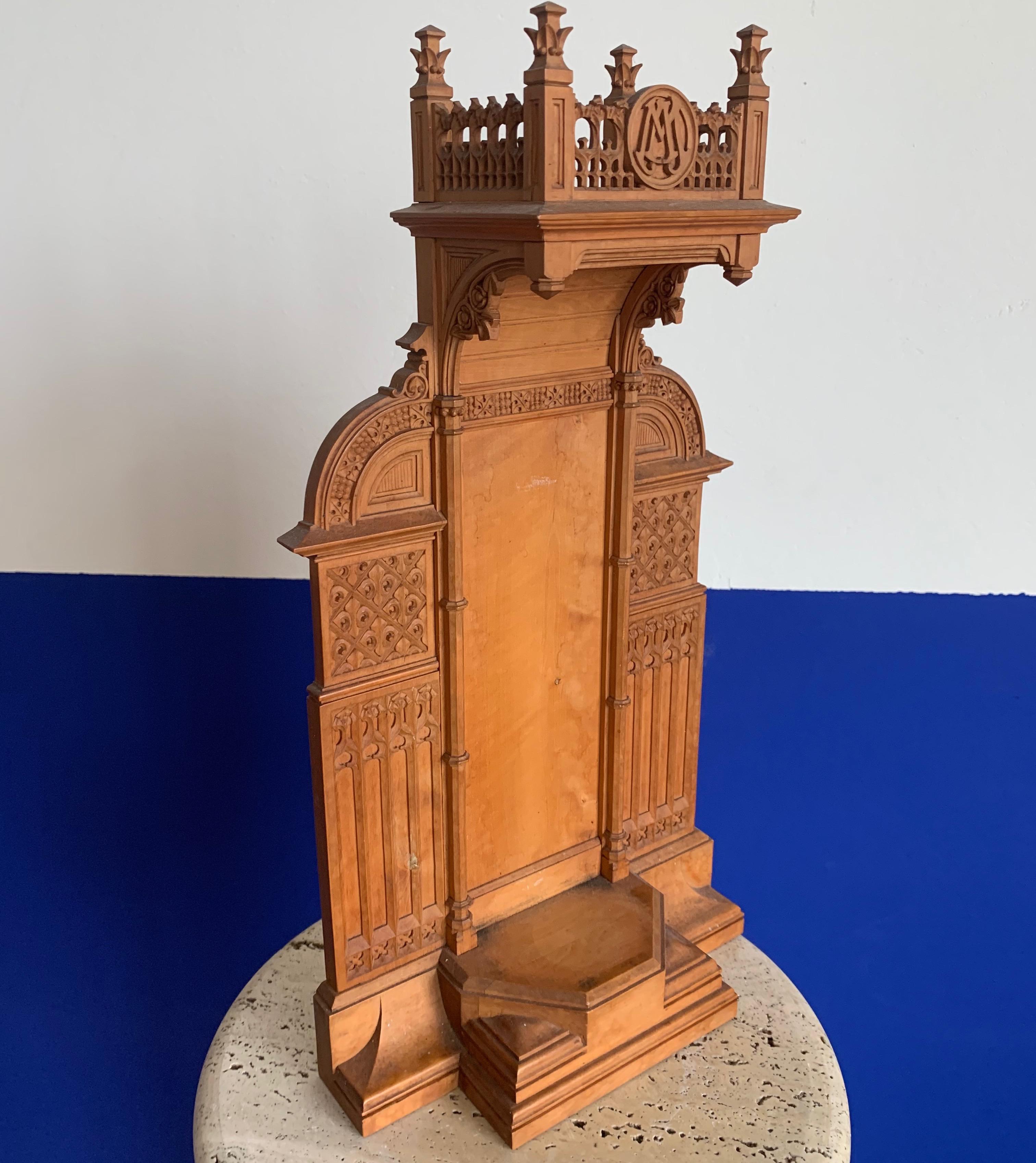 Fine Art Gothic Revival Miniature Boxwood Chapel Stand for Holy Sculpture In Excellent Condition In Lisse, NL