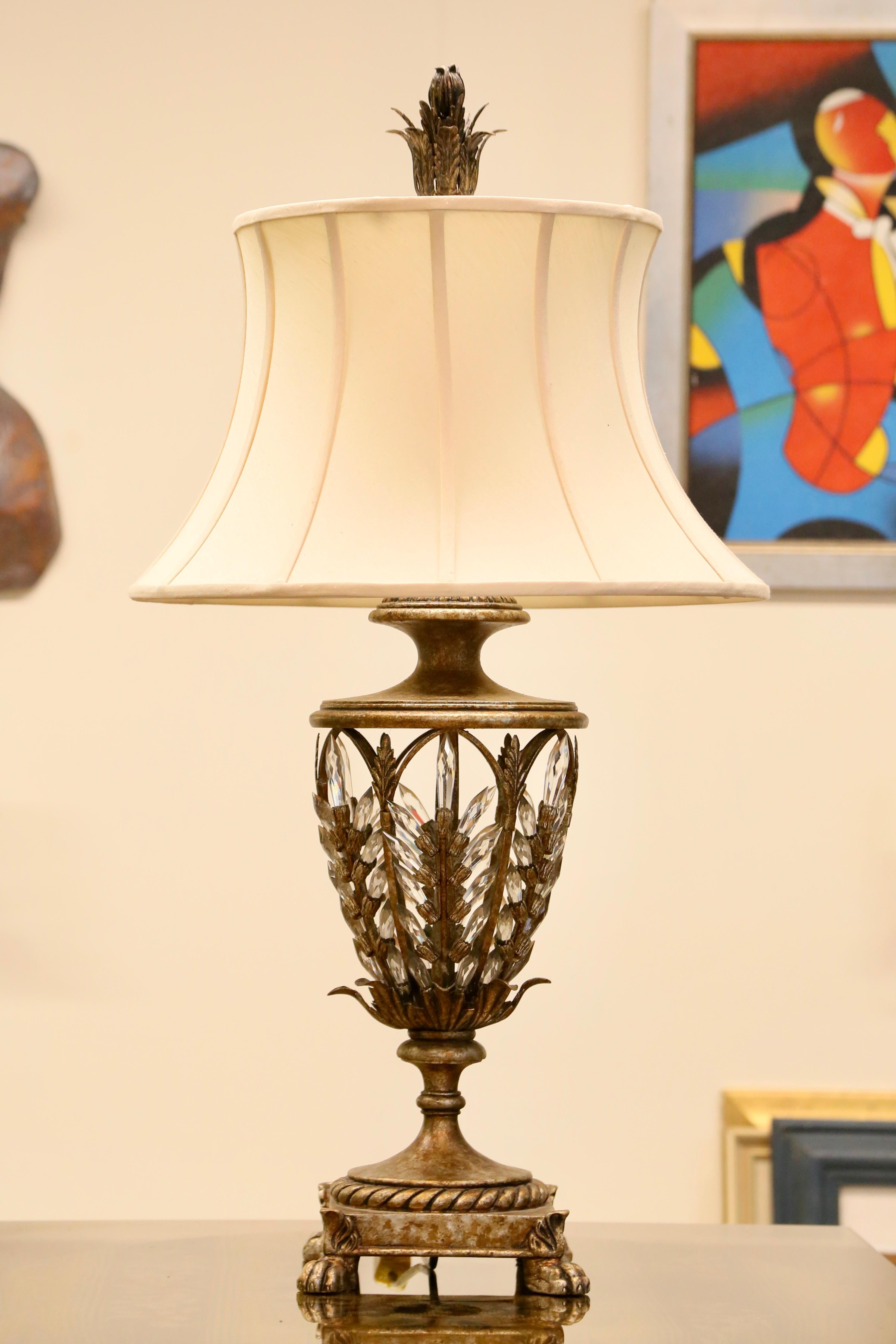 Lampada da tavolo A. Winter Palace in argento anticato - Squisito design di cristallo

Illumina il tuo spazio con l'eleganza opulenta di questa lampada da tavolo Diptych Fine Arts, un capolavoro della famosa Collection'S. Questo pezzo squisito è un