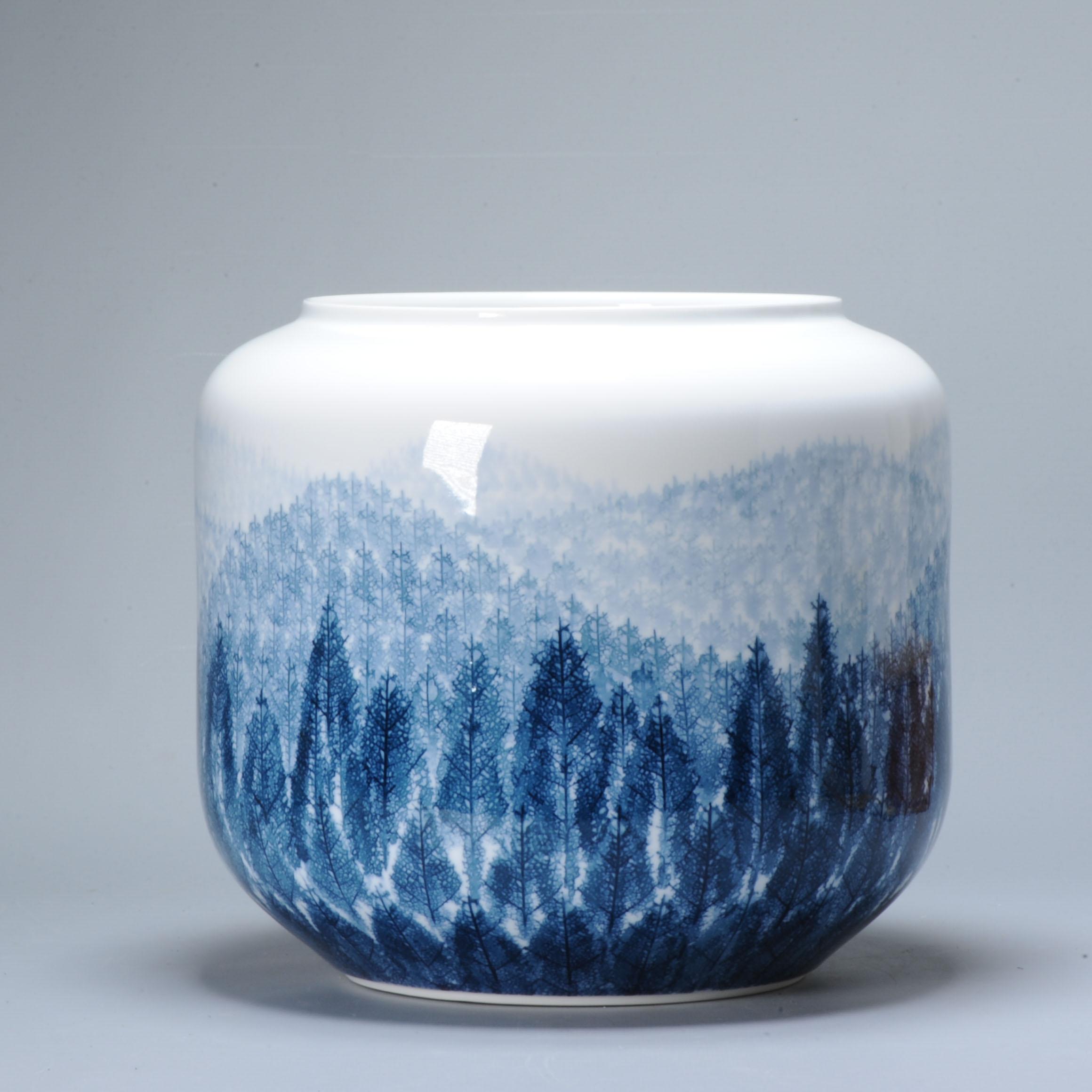 Lovely and rare piece with matching storage box.

A superb blue and white porcelain vase, with a landscape. Made by Fuji Shumei

Fujii Mr. Aki Fujii's specialty is the technique of drawing a mountain by simulating the veins of a leaf, called the