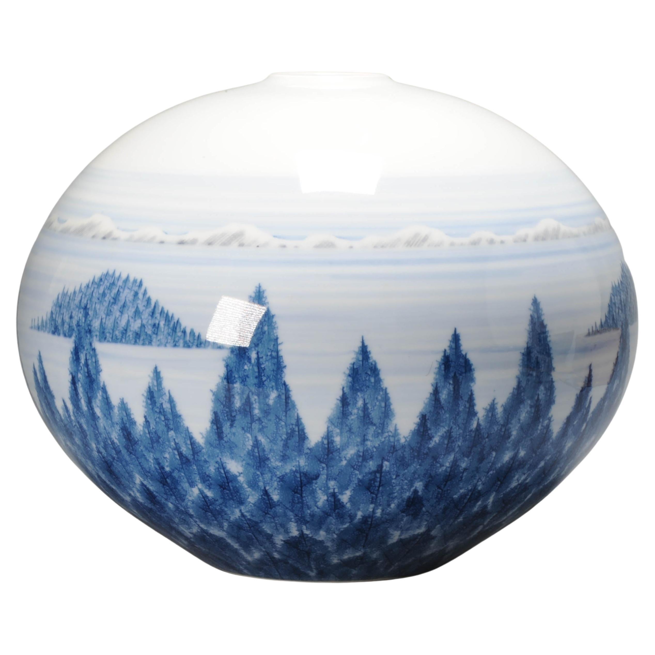 Vase japonais d'art Arita. Paysage d'hiver de l'artiste Fujii Shumei né en 1936 