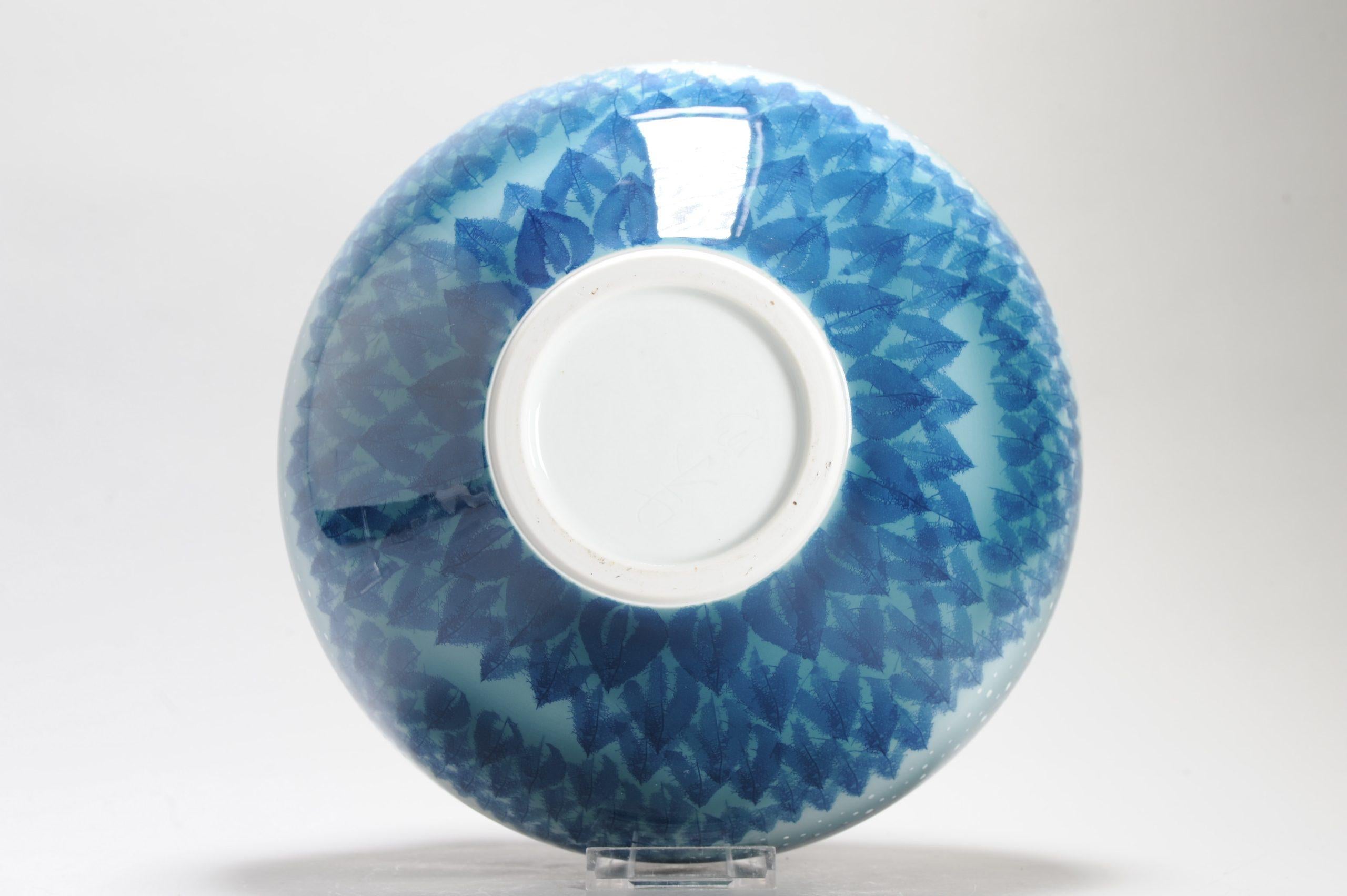 Ein schönes und ungewöhnliches Stück.

Hervorragende blau-weiße Porzellanvase mit einer Landschaft. Hergestellt von Fuji Shumei

Fujii Herr Aki Fujii hat sich auf die Technik spezialisiert, einen Berg zu zeichnen, indem er die Adern eines Blattes