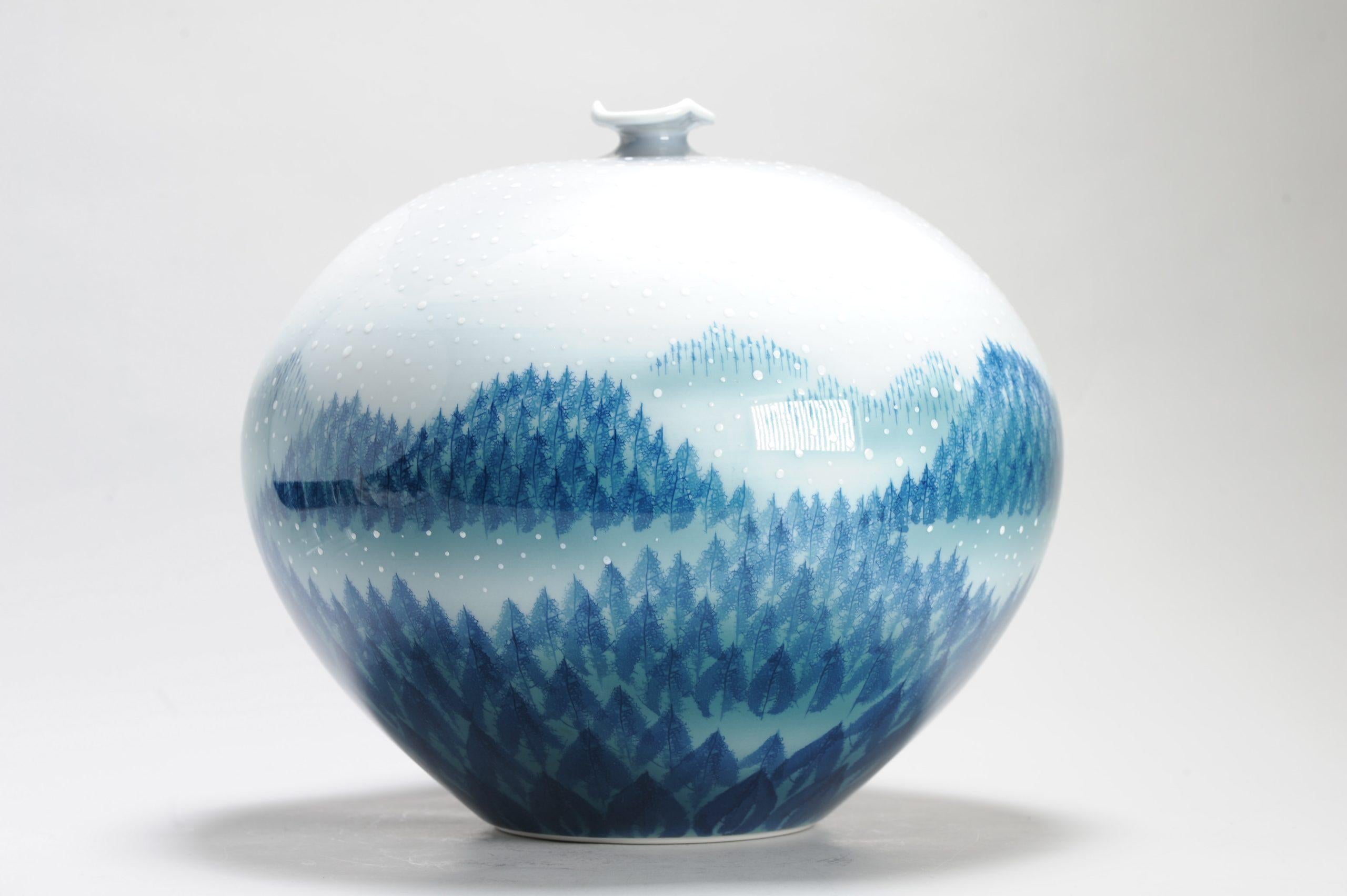 Japanese Fine Art Japanische Vase Winterlandschaft Arita des Künstlers Fujii Shumei im Zustand „Gut“ im Angebot in Amsterdam, Noord Holland
