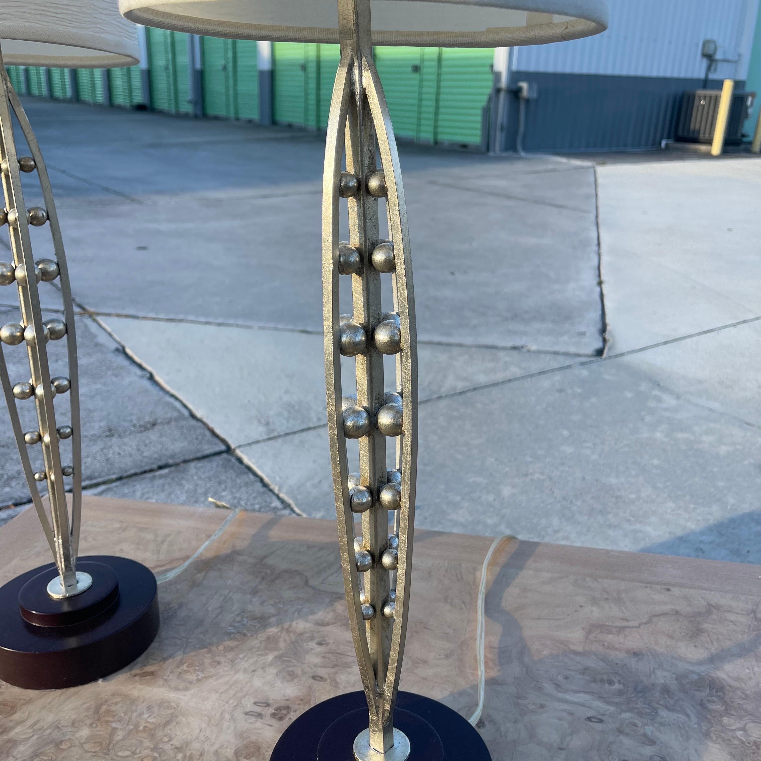 Fabuleuses lampes de table dorées à la feuille d'argent par Fine Art Lamps of Miami.

Les mesures données incluent l'ombre. Le diamètre de la base de la lampe est de 6 pouces.