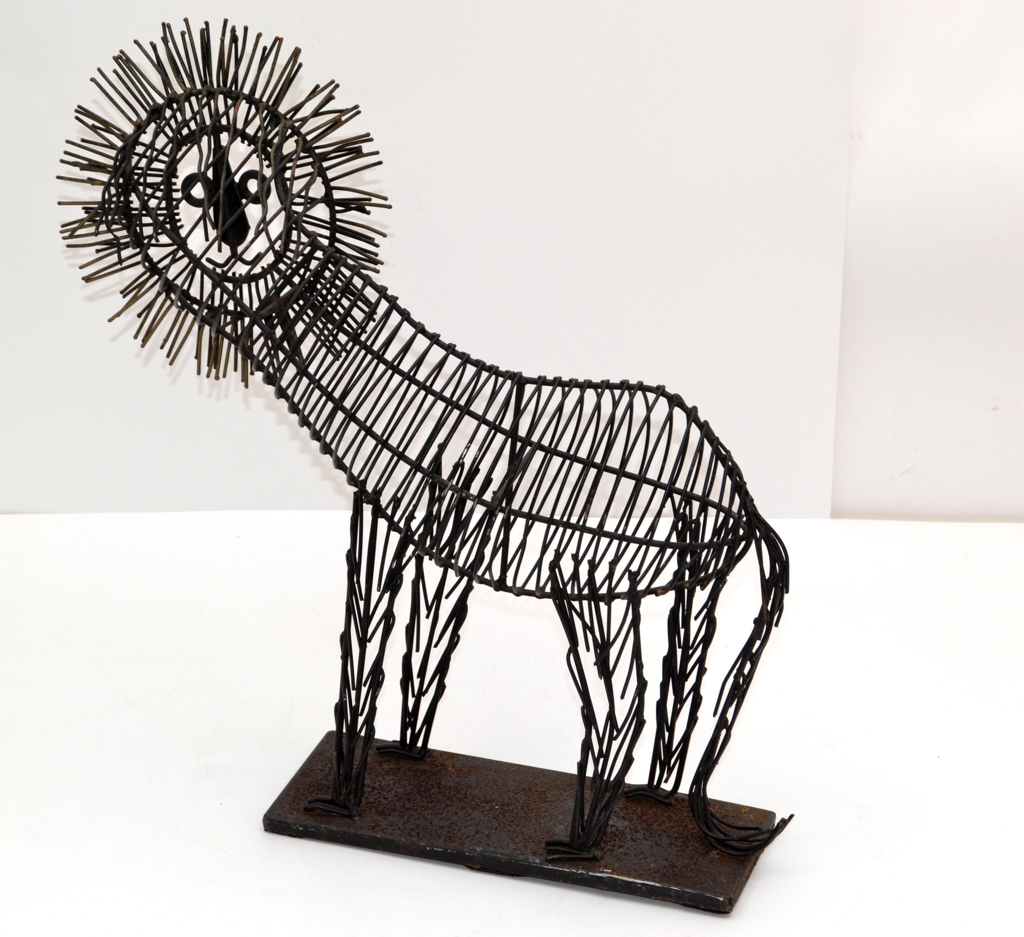 wire lion sculpture