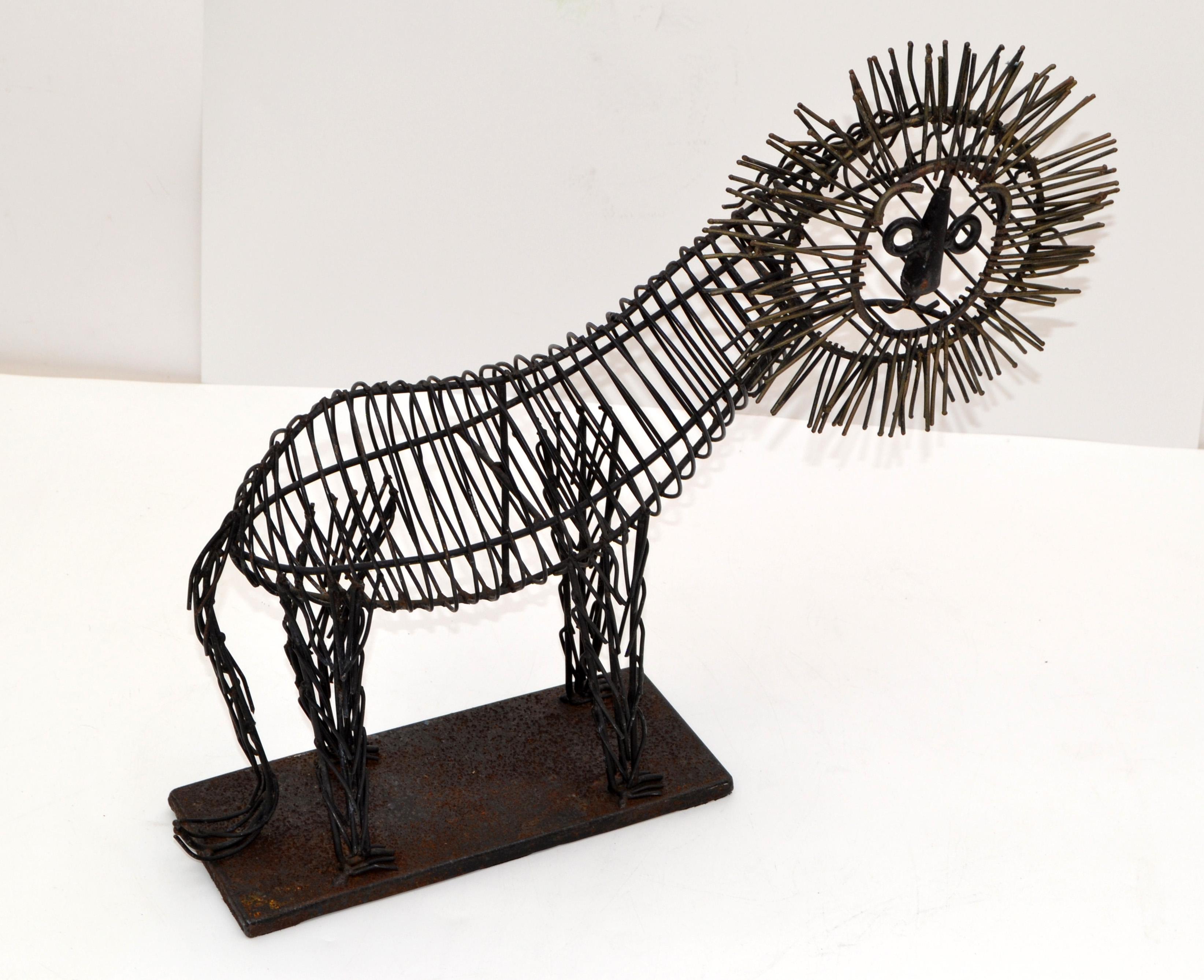 Mid-Century Modern Œuvre d'art, sculpture de table en fil métallique noir du mi-siècle moderne représentant un lion, sculpture d'animal en vente
