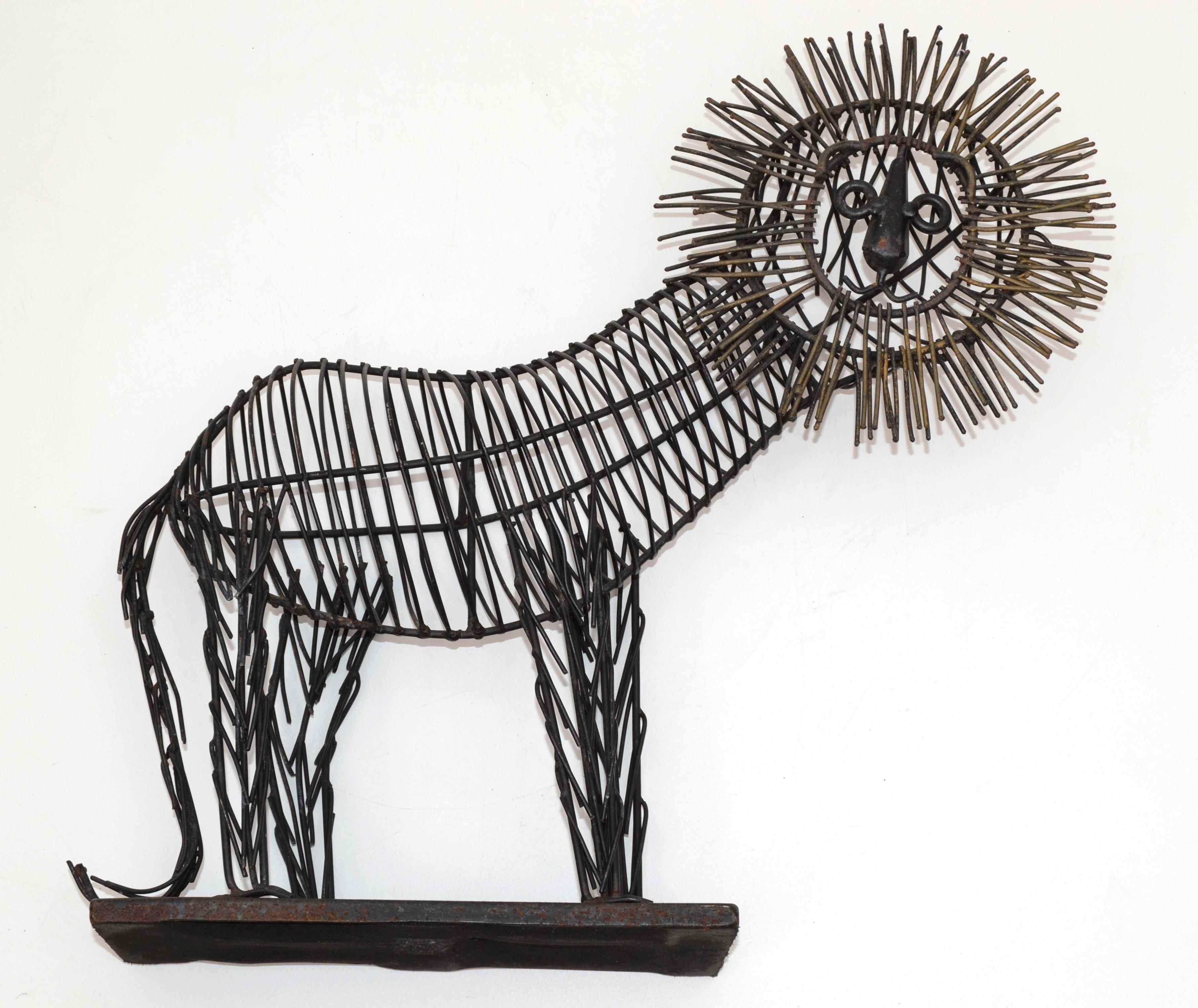 Américain Œuvre d'art, sculpture de table en fil métallique noir du mi-siècle moderne représentant un lion, sculpture d'animal en vente