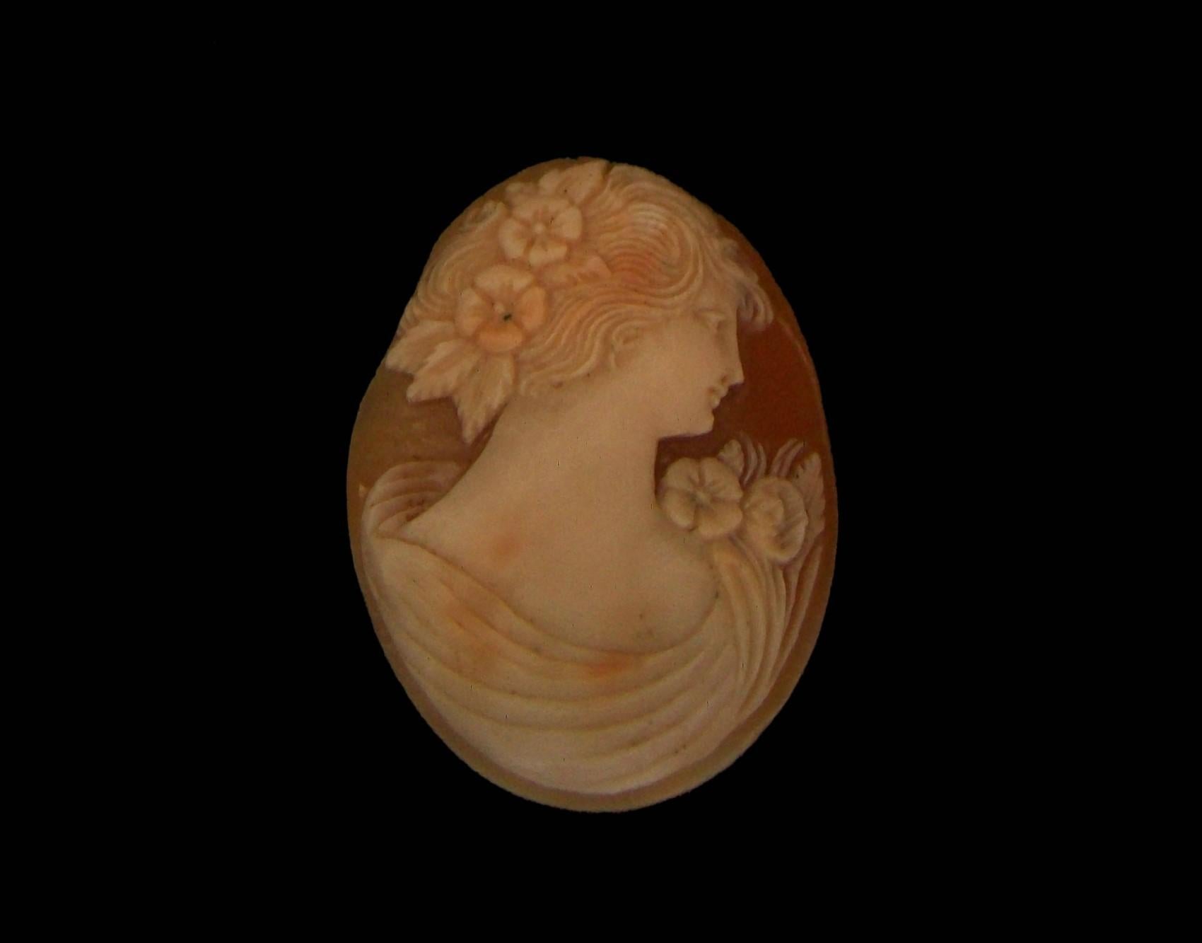 Fine Art Nouveau Shell Cameo, Woman & Flowers, Unmounted, Italy, circa 1900 In Good Condition For Sale In Chatham, CA