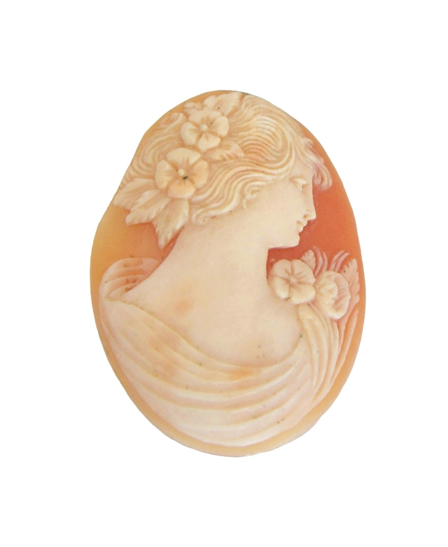 Fine Art Nouveau Shell Cameo, Woman & Flowers, Unmounted, Italy, circa 1900 For Sale 2