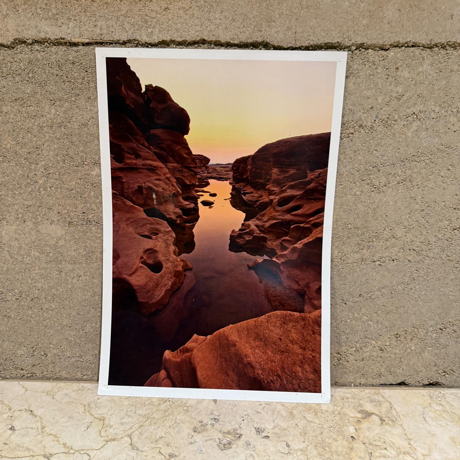 Zu Ihrer Verfügung steht ein wunderschönes Original-Farbfoto des Sonnenuntergangs am Grand Canyon.
Ungerahmt, schöne Farben. Keine Informationen über den Künstler. 

Abmessungen: 19 H x 13 B.

Bitte besuchen Sie einen Blick auf unsere Angebote zu