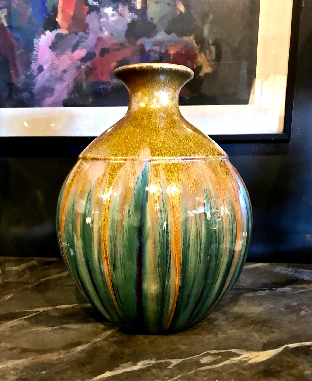 Si tratta di un vaso unico del XX secolo, splendidamente smaltato e iridescente. Il vaso è realizzato a mano in una forma tradizionale; la superficie finemente smaltata include scaglie d'oro a 24 carati sul terzo superiore del vaso. Sul fondo è