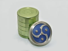 Vaso d'arte con smalto, diamanti bianchi e oro 18ky