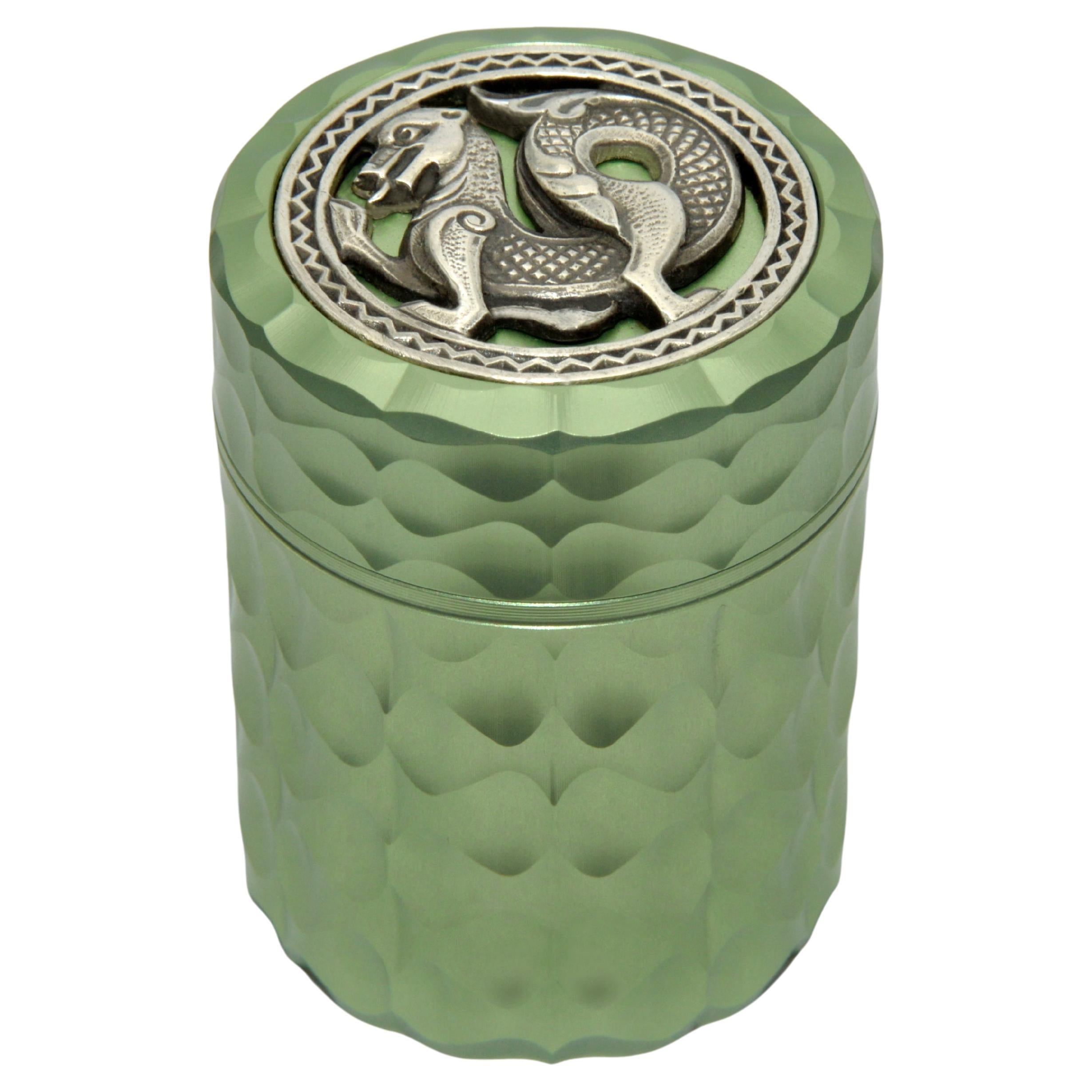 Vase d'art avec médaillon en argent sterling en forme de dragon gallois en vente