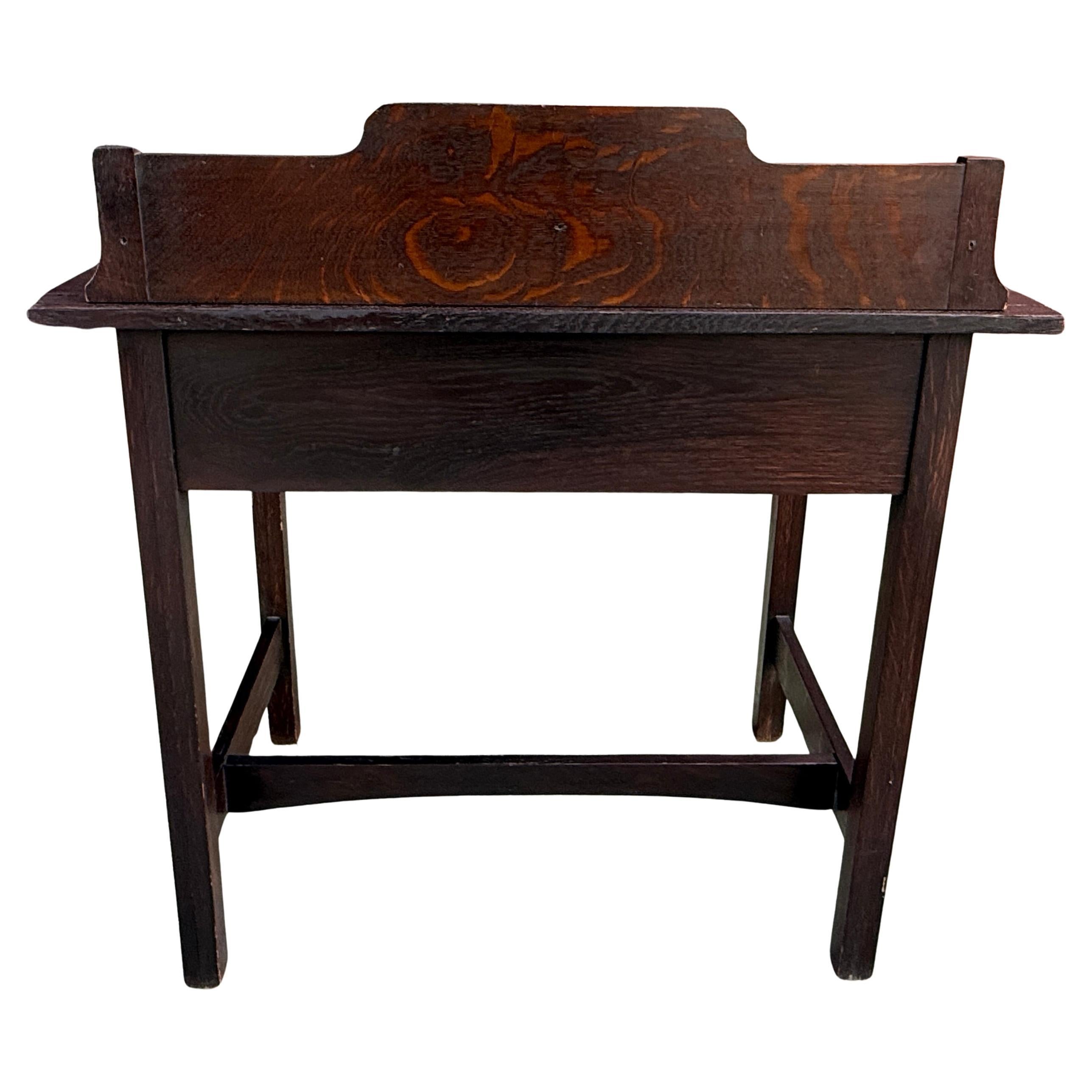Fine Arts & Crafts Eichenschreibtisch mit Gallery Hutch, um 1910 (amerikanisch) im Angebot