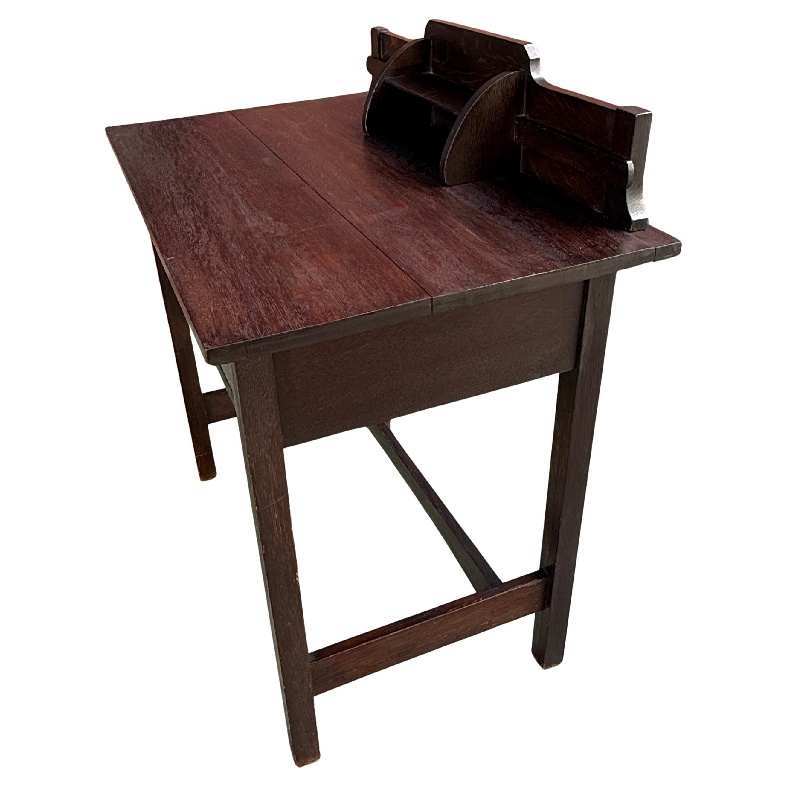 Fine Arts & Crafts Eichenschreibtisch mit Gallery Hutch, um 1910 im Zustand „Gut“ im Angebot in BROOKLYN, NY