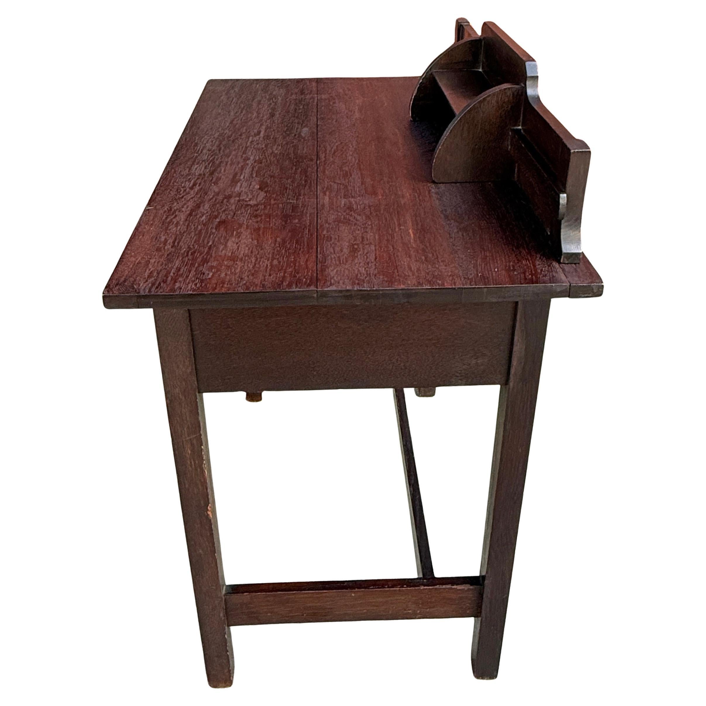 Fine Arts & Crafts Eichenschreibtisch mit Gallery Hutch, um 1910 (20. Jahrhundert) im Angebot