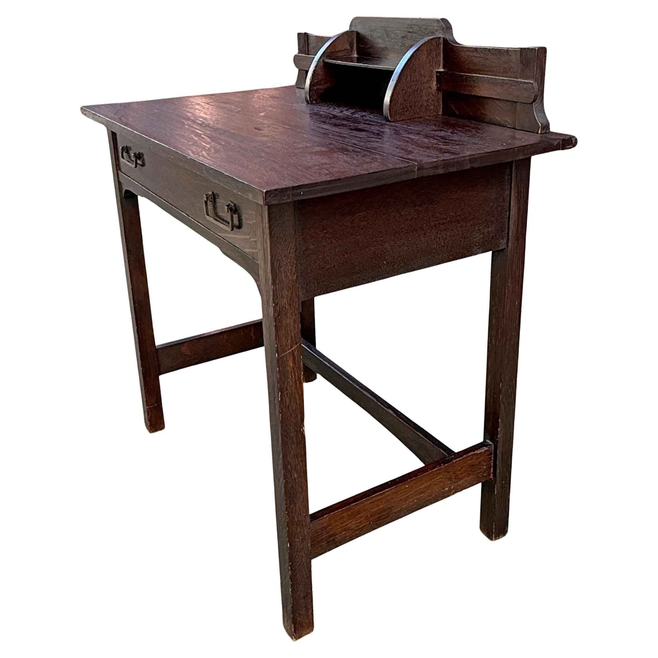 Fine Arts & Crafts Eichenschreibtisch mit Gallery Hutch, um 1910 im Angebot 1