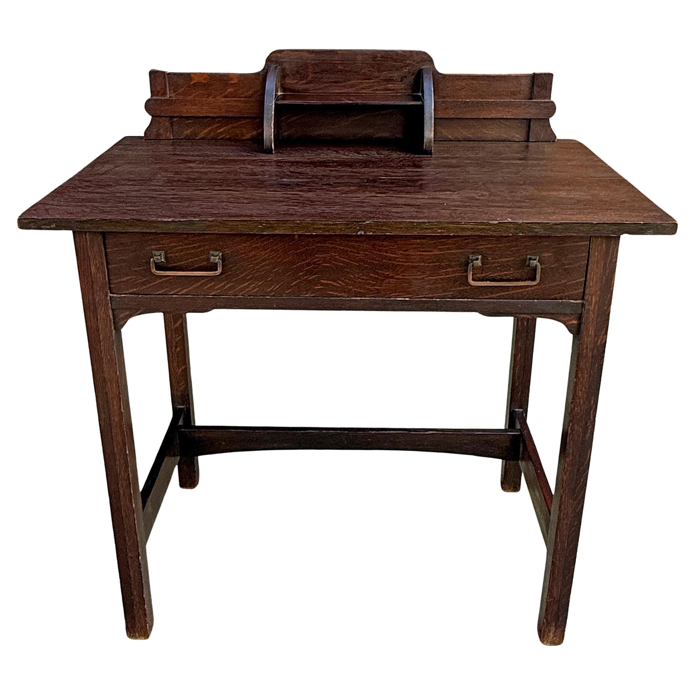 Fine Arts & Crafts Eichenschreibtisch mit Gallery Hutch, um 1910 im Angebot