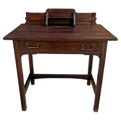 Fine Arts & Crafts Eichenschreibtisch mit Gallery Hutch, um 1910