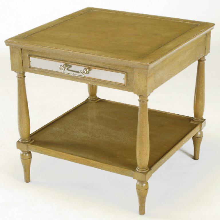 Die Fine Arts Furniture Co. Beistelltisch aus glasiertem Mahagoni aus Treibholz (amerikanisch) im Angebot