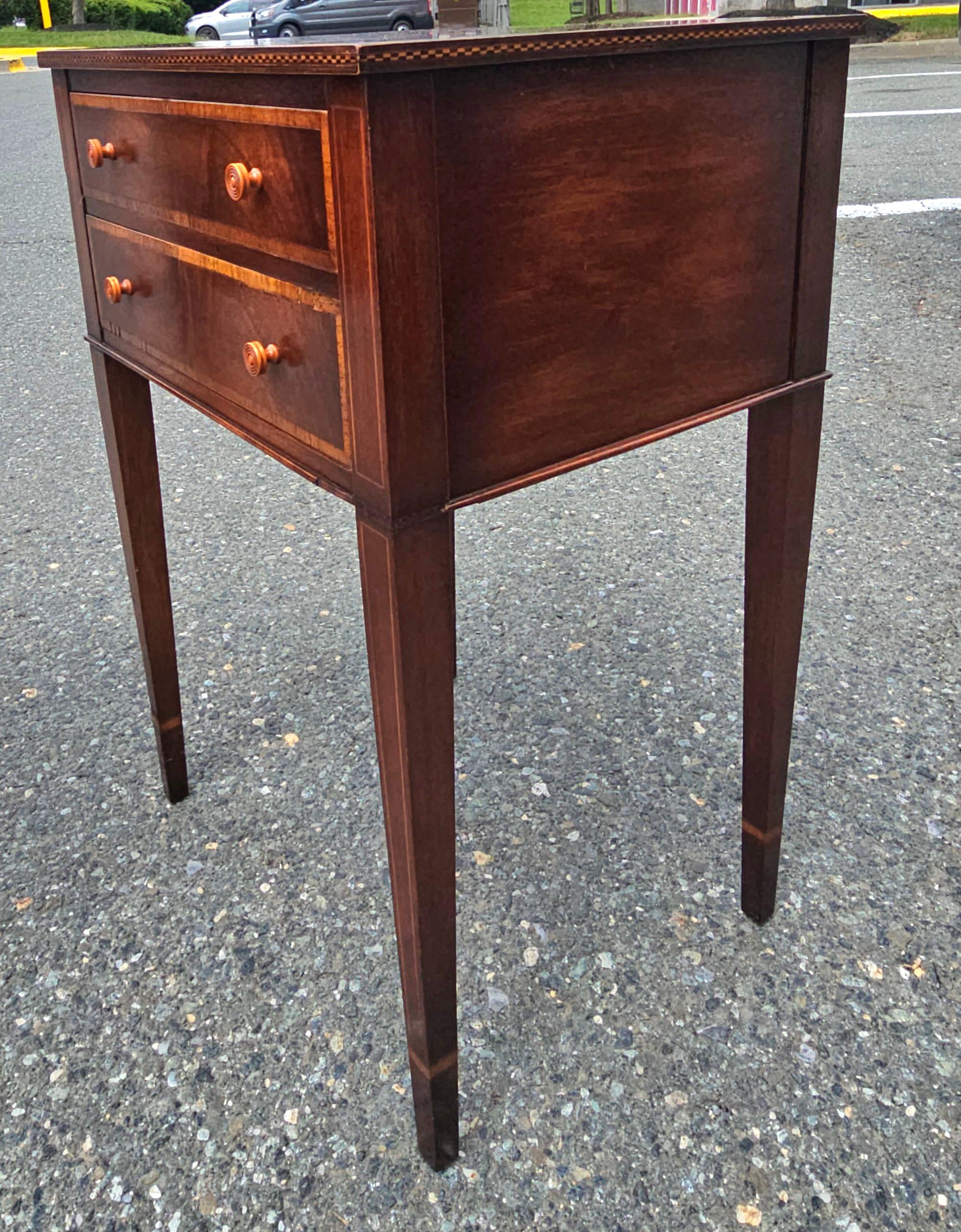 Fine Arts Georgian Satinwood Intarsien Magogany  Beistelltische mit zwei Schubladen, Paar 1