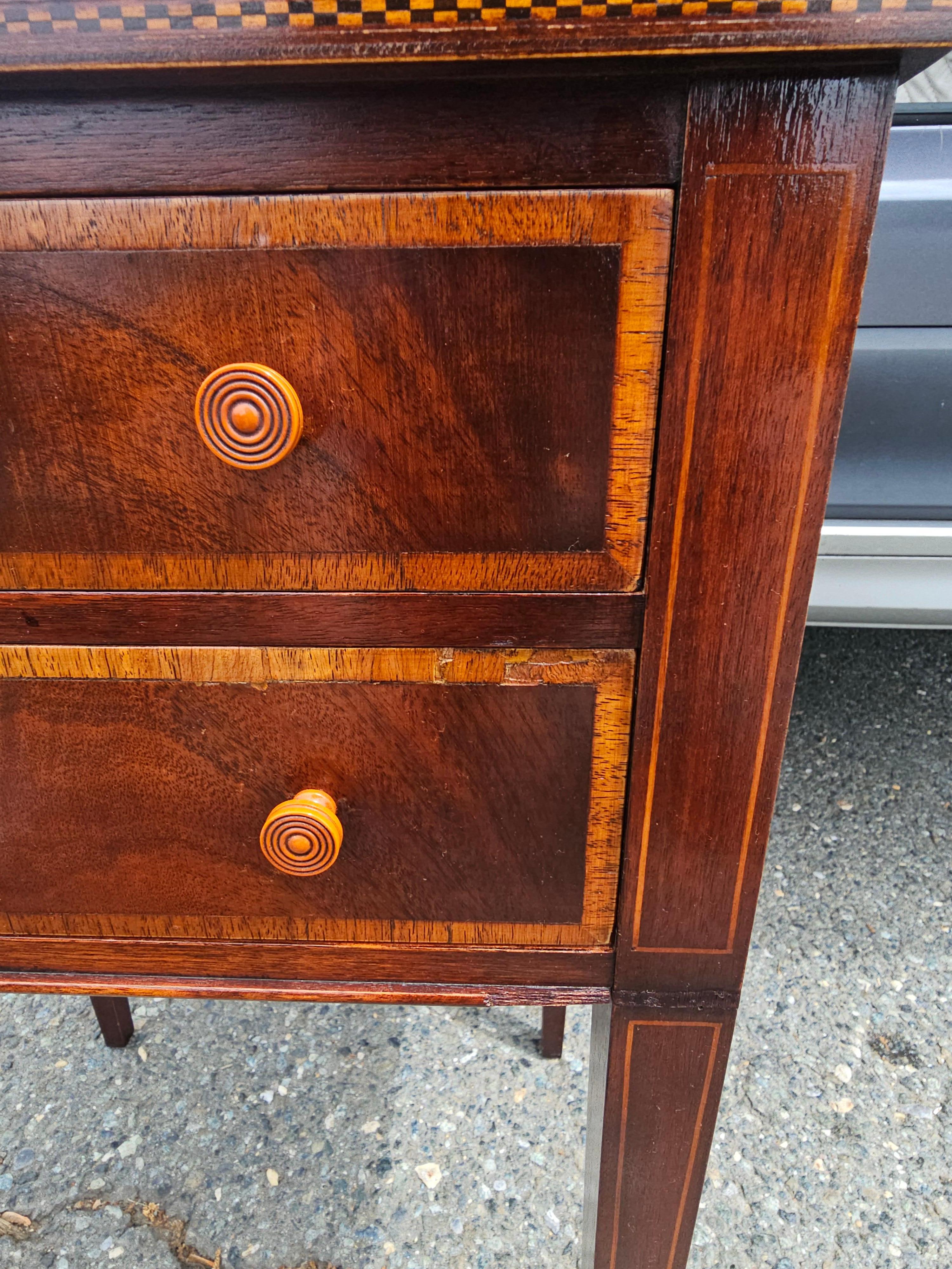 Fine Arts Georgian Satinwood Intarsien Magogany  Beistelltische mit zwei Schubladen, Paar 3