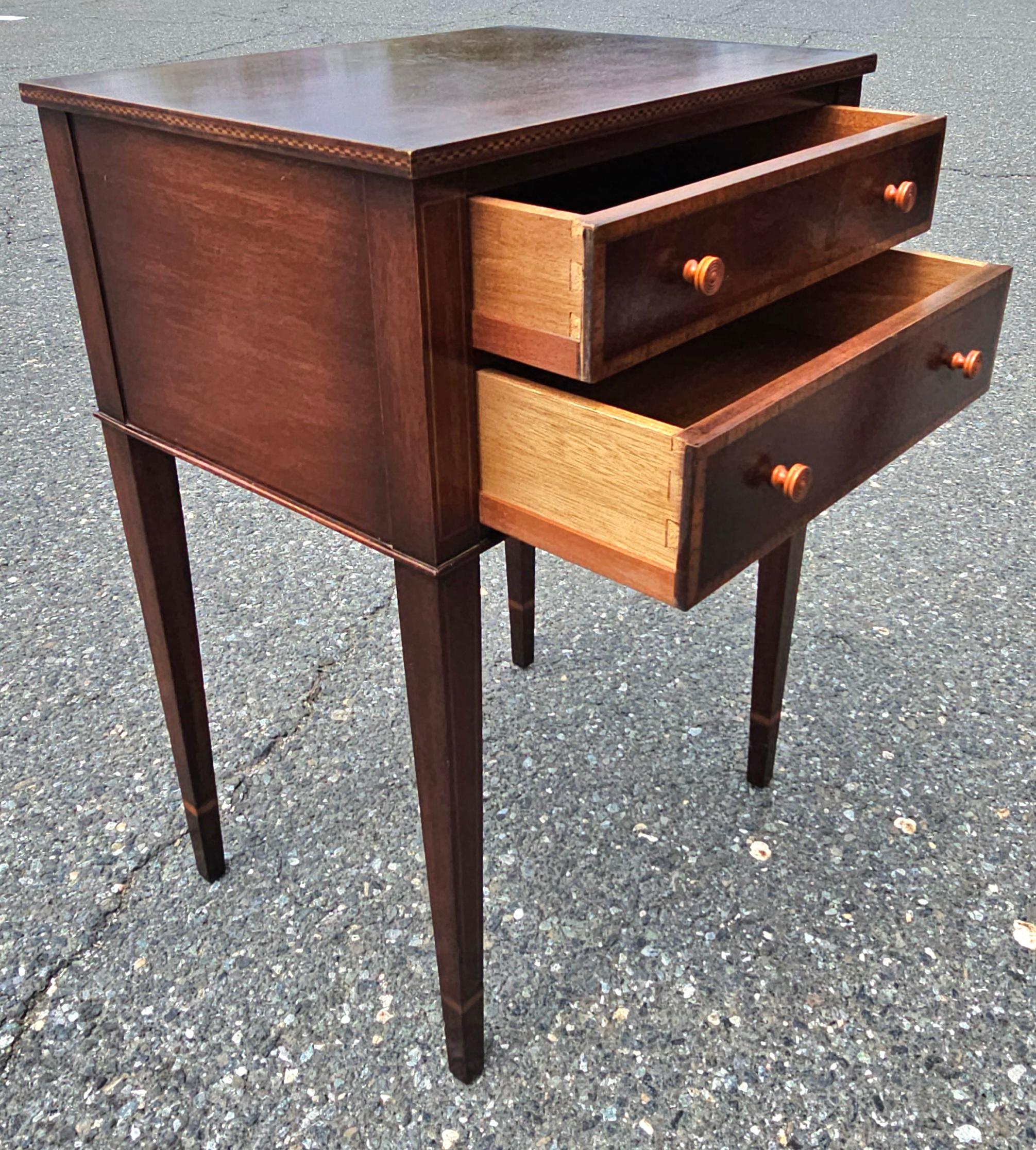 Fine Arts Georgian Satinwood Intarsien Magogany  Beistelltische mit zwei Schubladen, Paar (amerikanisch)
