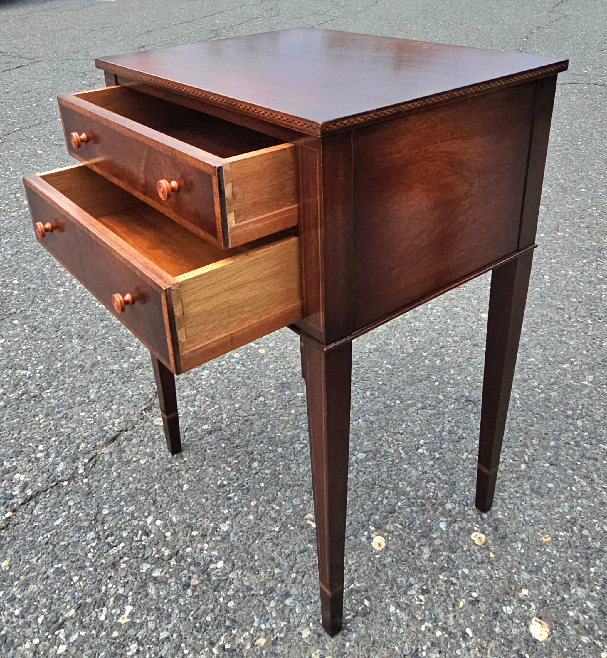 Fine Arts Georgian Satinwood Intarsien Magogany  Beistelltische mit zwei Schubladen, Paar (Holzarbeit)