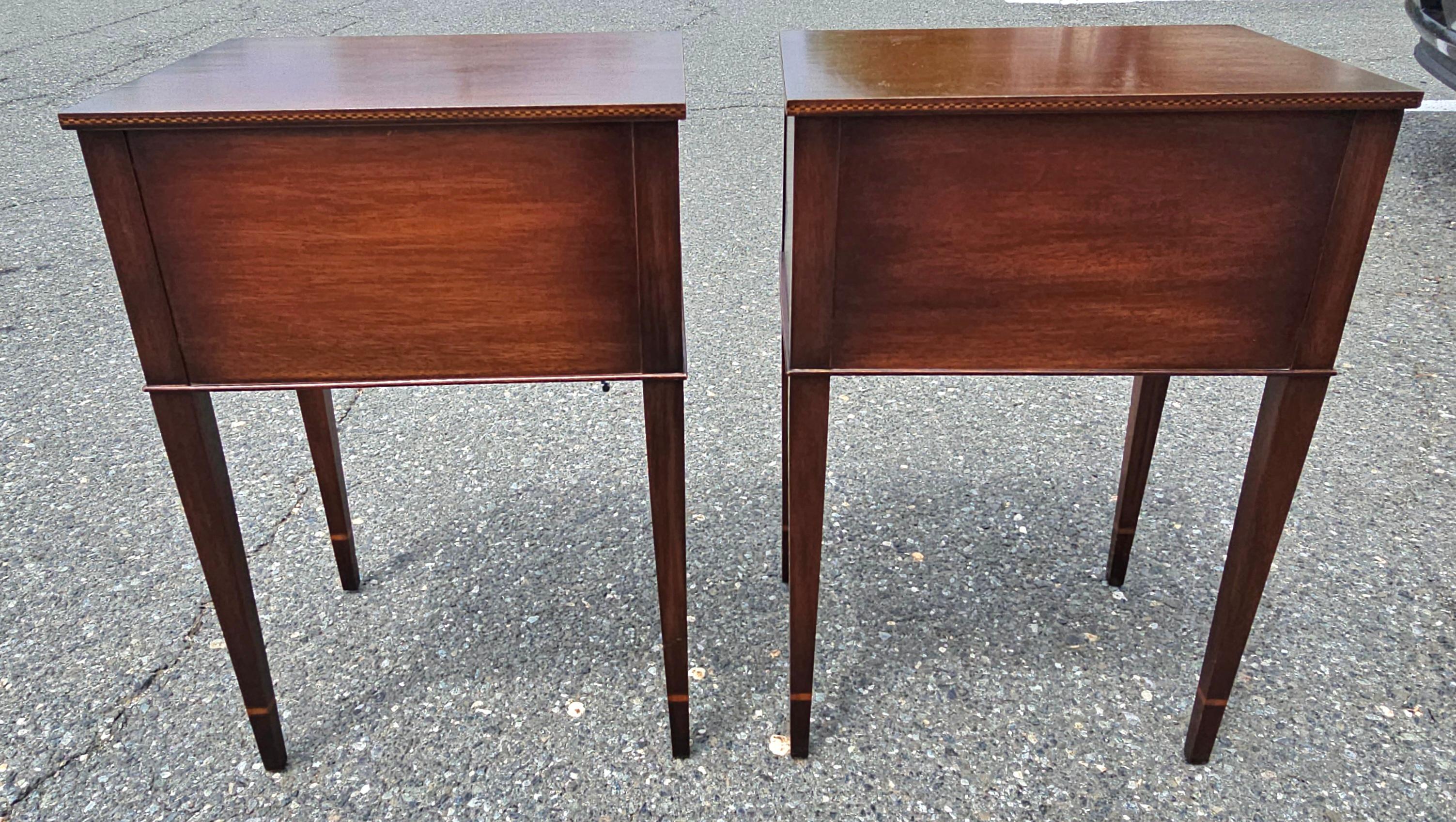 Fine Arts Georgian Satinwood Intarsien Magogany  Beistelltische mit zwei Schubladen, Paar im Zustand „Gut“ in Germantown, MD