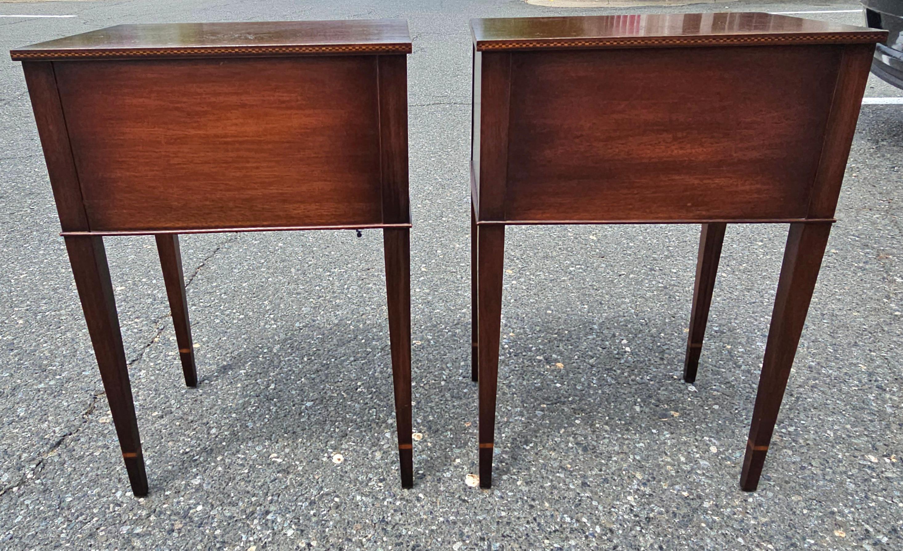 Fine Arts Georgian Satinwood Intarsien Magogany  Beistelltische mit zwei Schubladen, Paar (20. Jahrhundert)