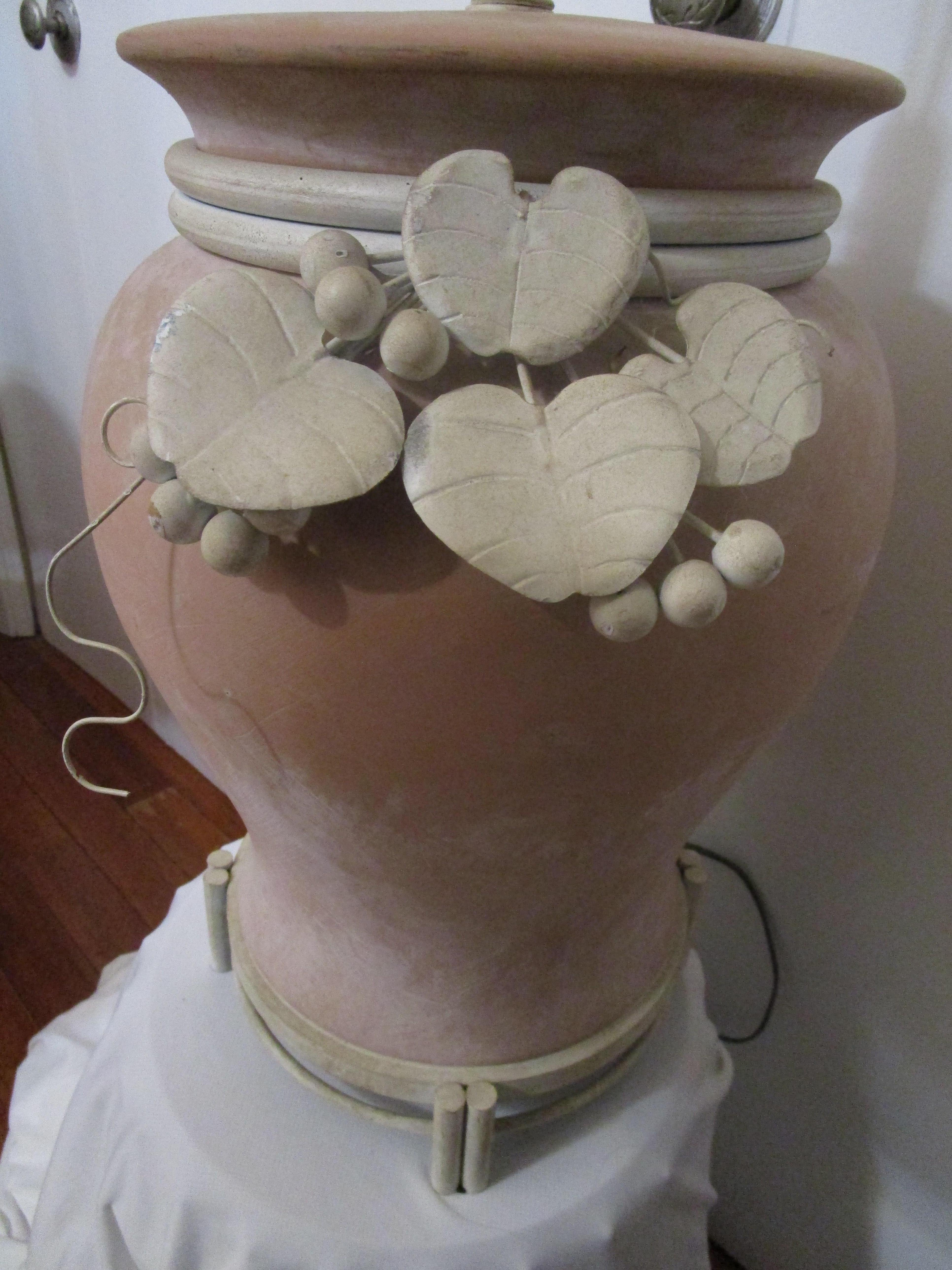 Peint Lampe poterie d'art vintage rose doux, style Barbiecore en vente
