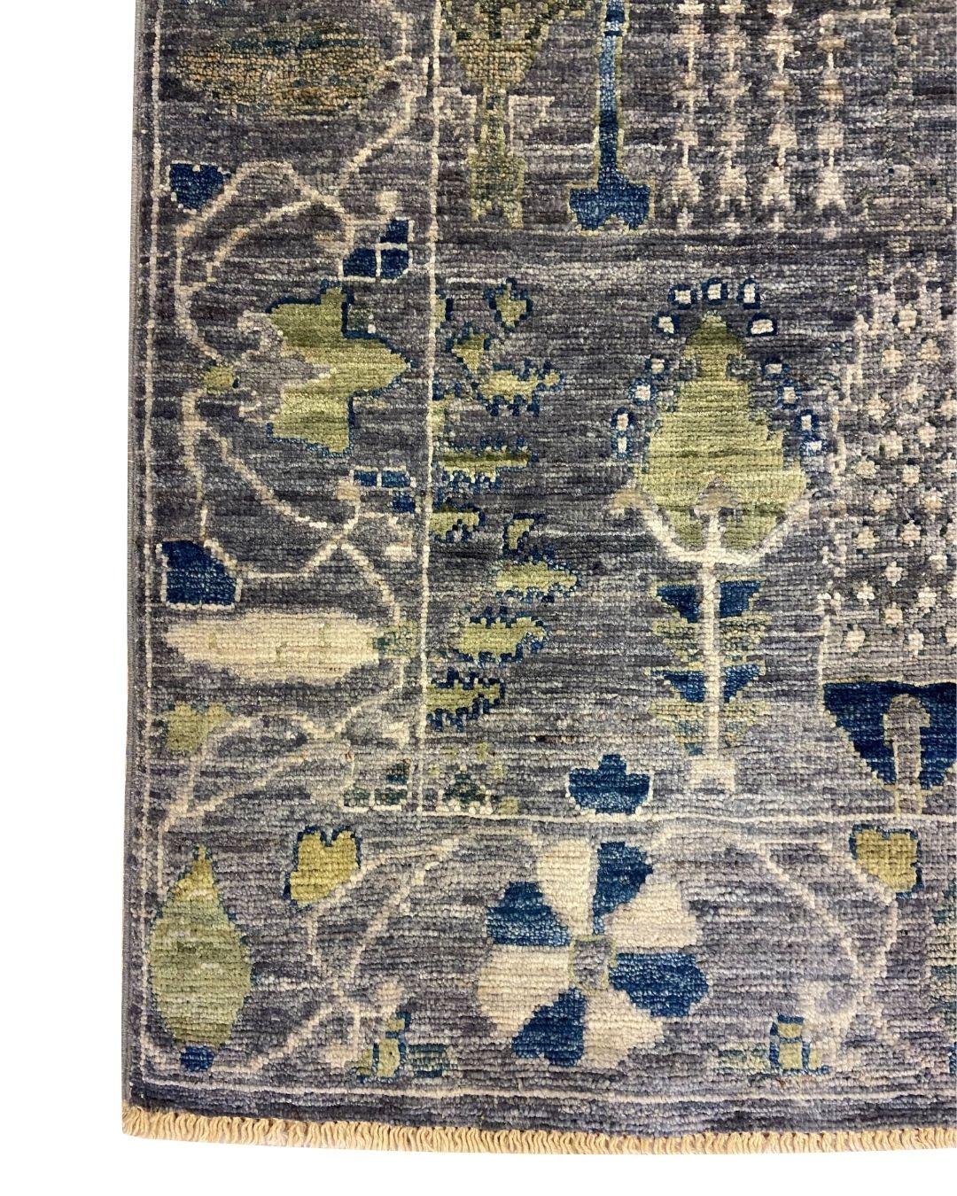 Dieser feine Aryana-Perserteppich aus Wolle in der Größe 3' x 5' zeichnet sich durch eine schöne Farbpalette aus blaugrauen und grünen Tönen aus, die ihm einen zeitgemäßen und dennoch zeitlosen Reiz verleihen. Das komplizierte Design enthält eine
