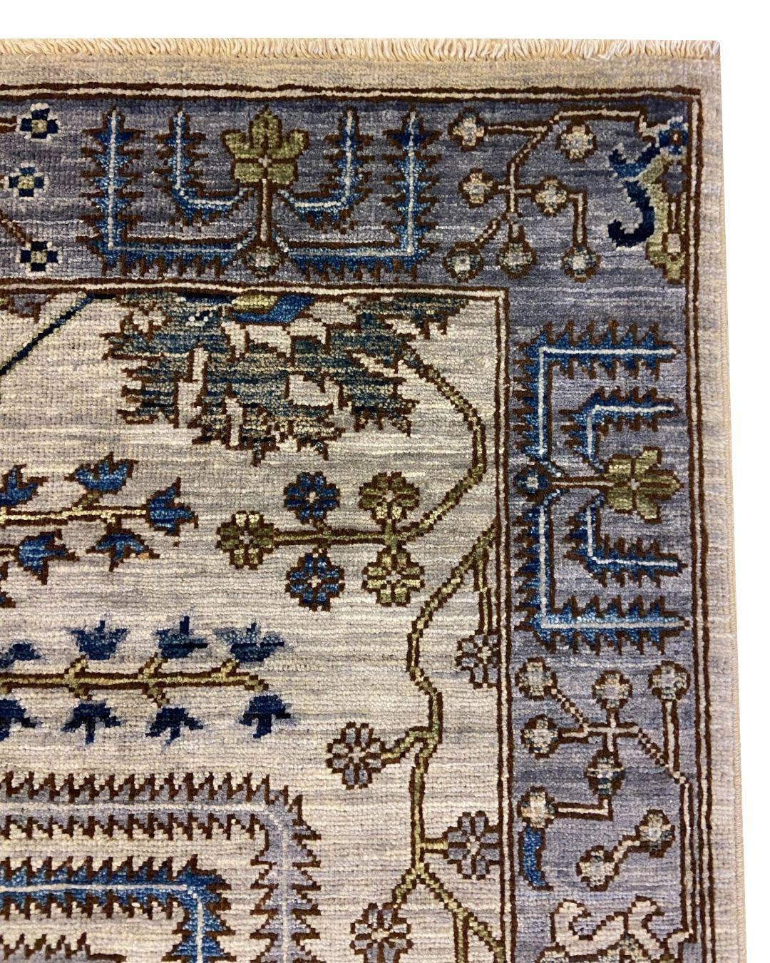 Esta alfombra persa Aryana, con sus tonos azul grisáceo y verde y sus dimensiones de 3' x 5' en fina lana, mezcla maravillosamente motivos tribales con un diseño de transición. Anudados a mano con precisión, sus motivos tribales están cuidadosamente