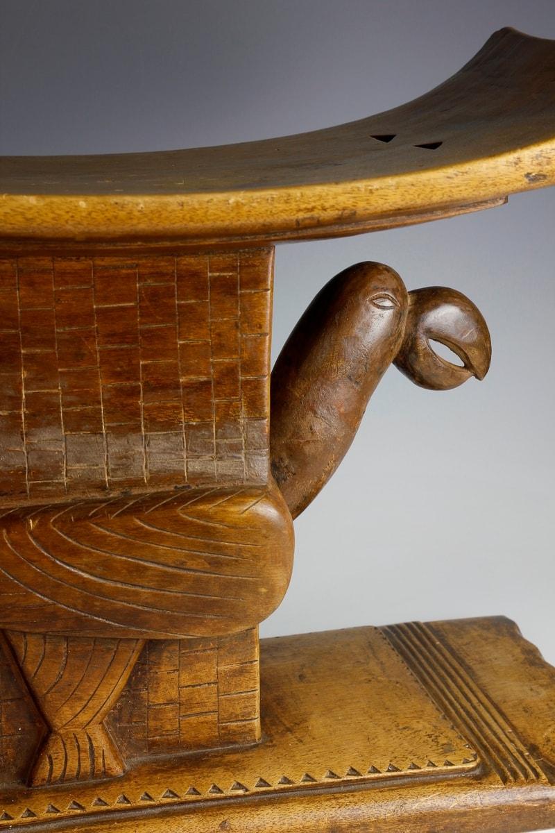 Sgabello Ashanti con motivo di uccelli, Ghana in vendita 1