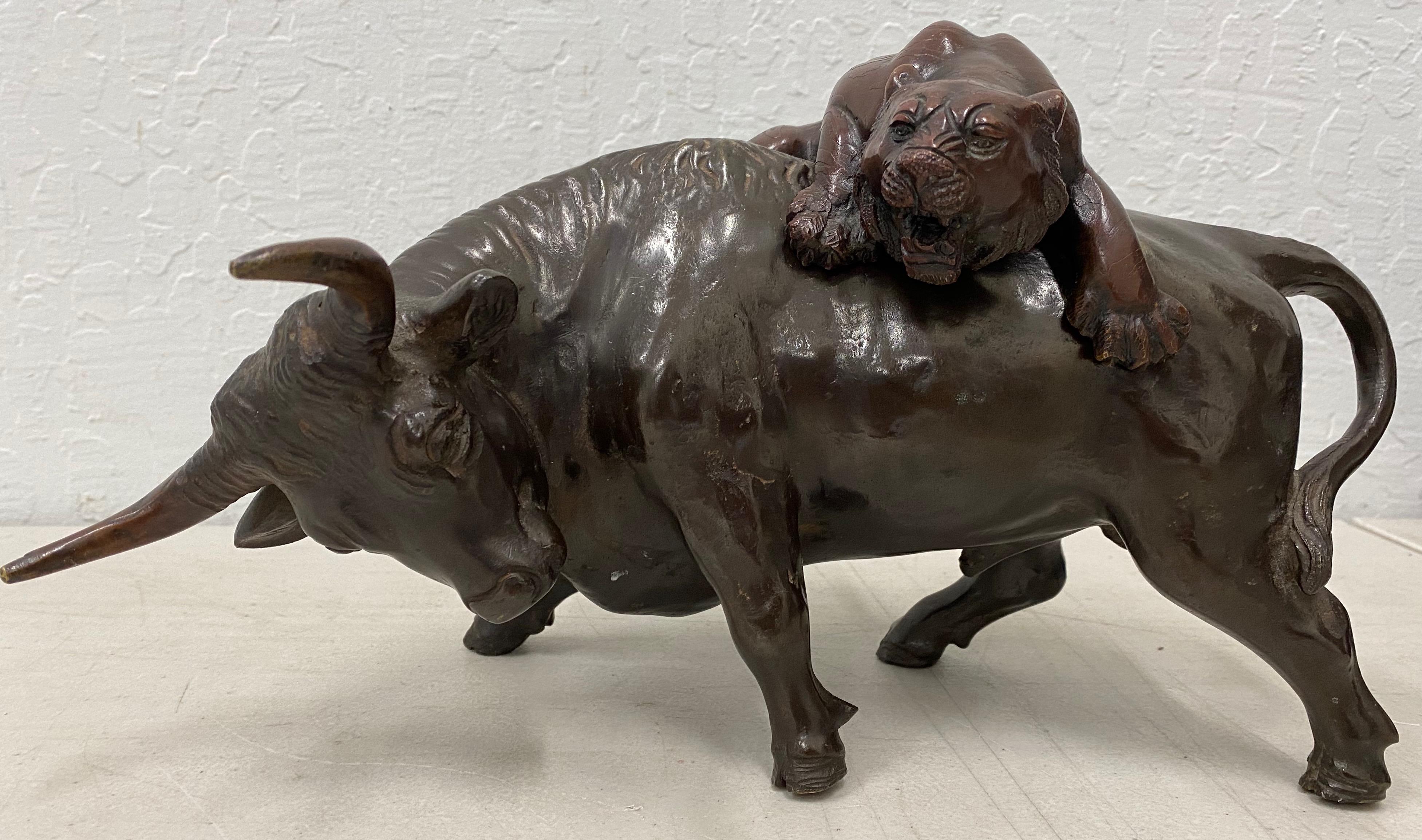 20ième siècle Sculpture asiatique du lion et du taureau, 20e siècle en vente