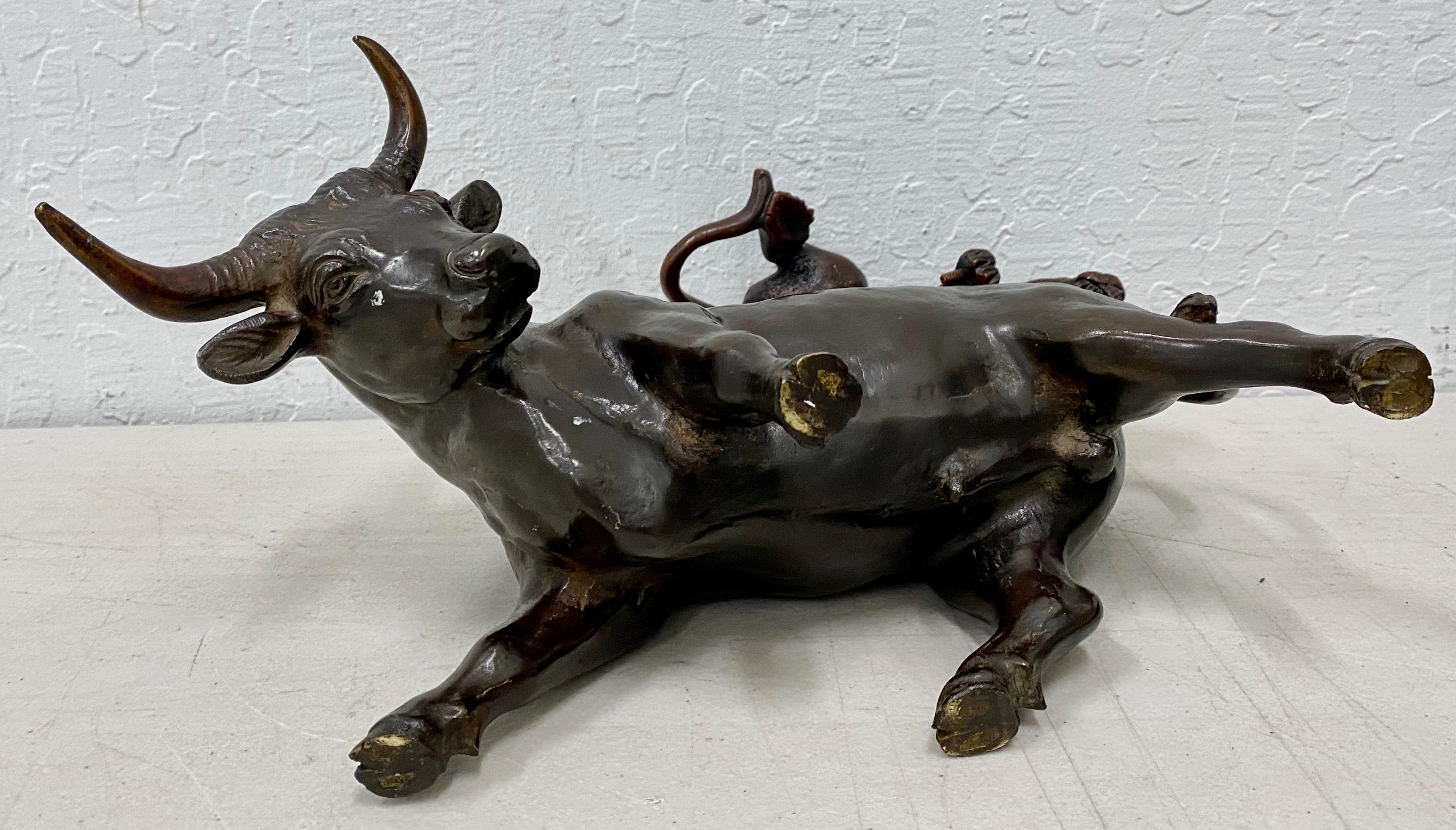Bronze Sculpture asiatique du lion et du taureau, 20e siècle en vente