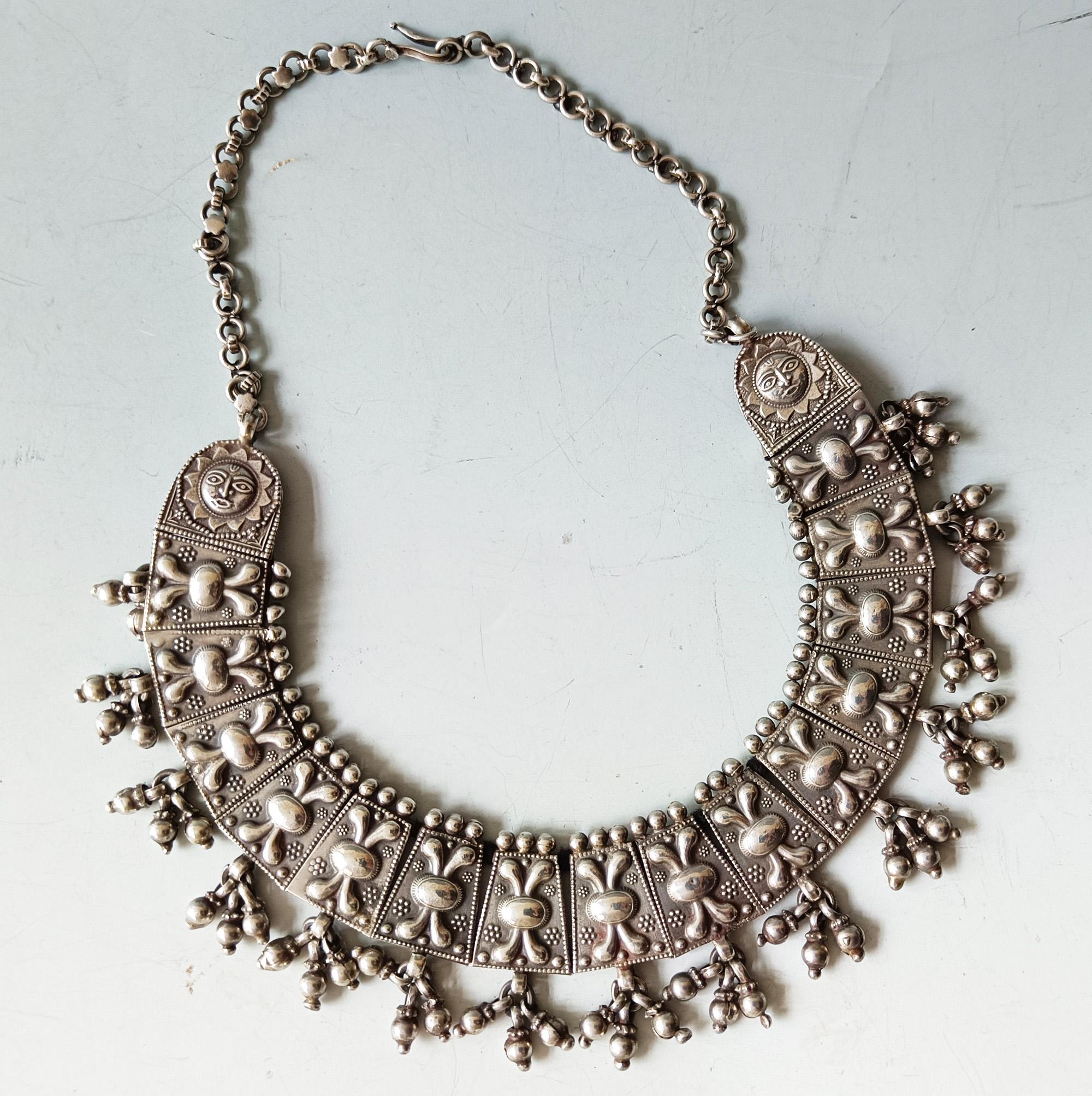 Vintage Indian silver necklace Asian Tribal Jewellery

A Very fine Vintage Indian silver necklace made in sections with floral pattern and sun design and danglers

High grade silver

Weight 148 grams comes with presentation box 