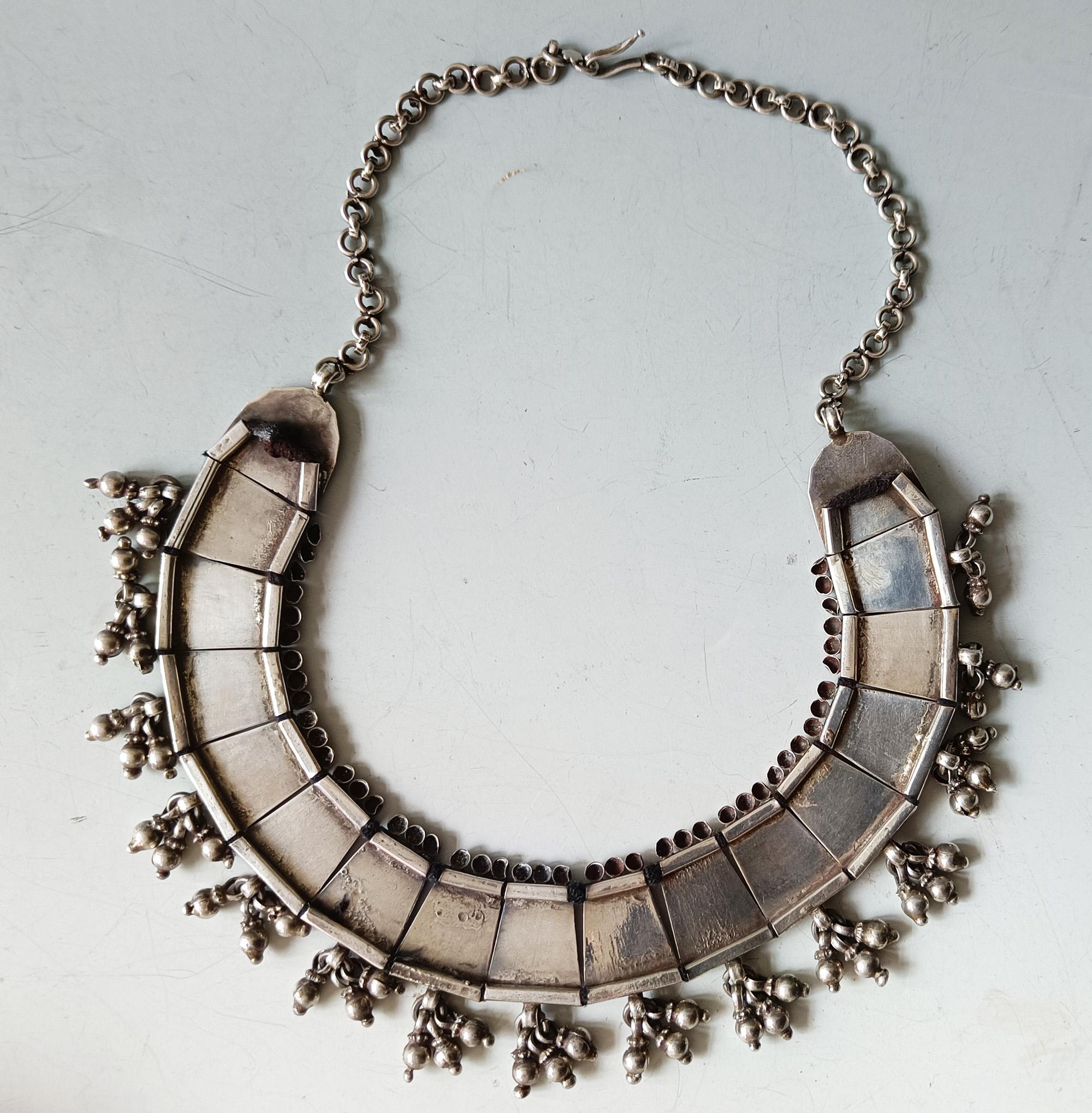 Feine asiatische ethnografische Silber-Halskette Indien Schmuckgeschenke (Indisch) im Angebot