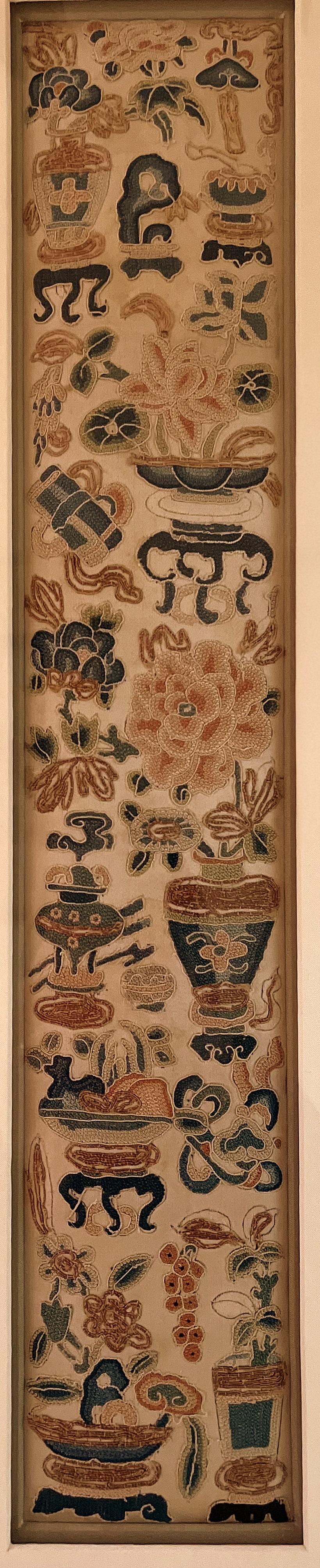 Asiatische Seidenstickerei mit Blumen- und Vasenmotiv aus Asien (Qing-Dynastie) im Angebot
